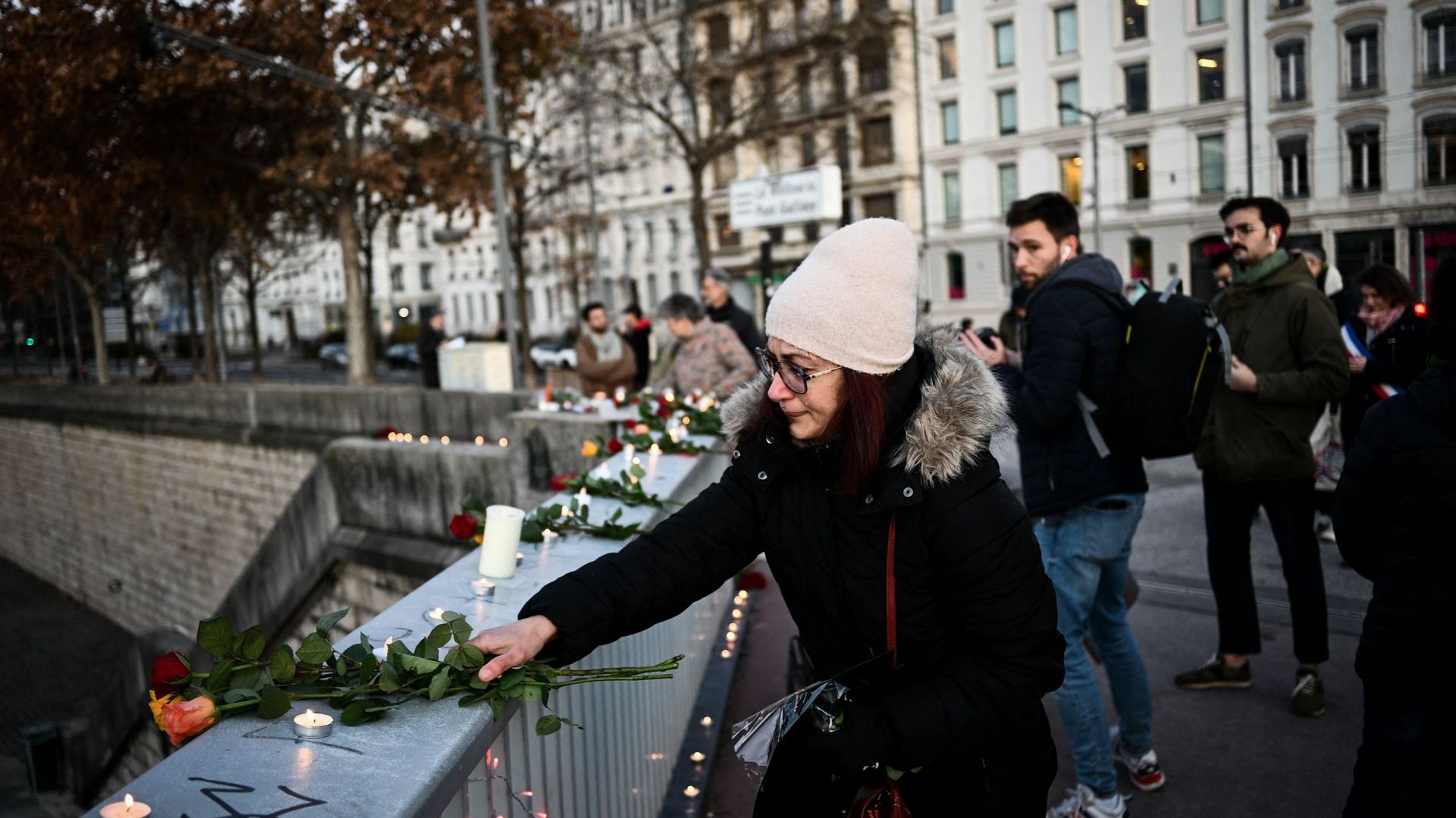 Des habitants se rassemblent pour rendre hommage à Mohammad Moradi, un Iranien qui s’est tué après avoir sauté dans le Rhône pour sensibiliser à la situation du peuple iranien, à Lyon le 27 décembre 2022.