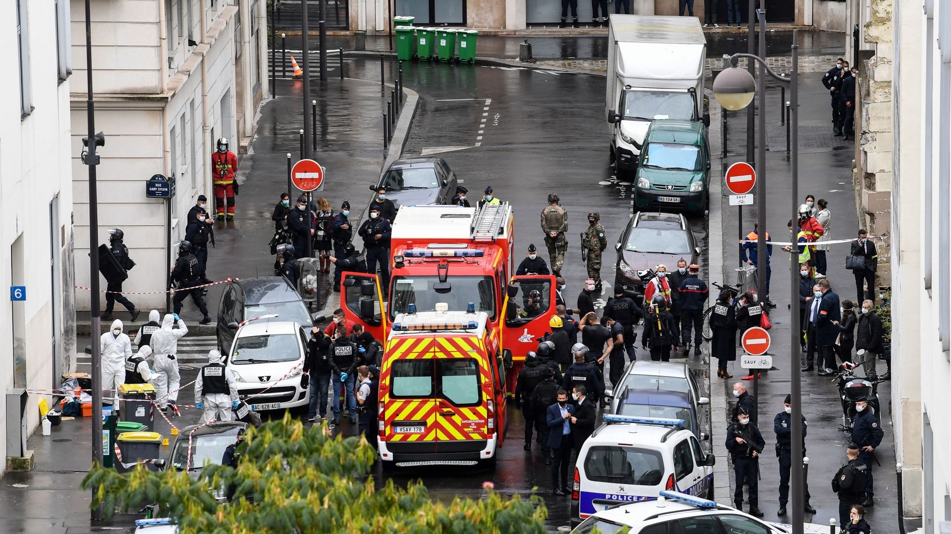La police inspectent les lieux d'une attaque ce vendredi devant les anciens bureaux de Charlie Hebdo, 25 septembre 2020