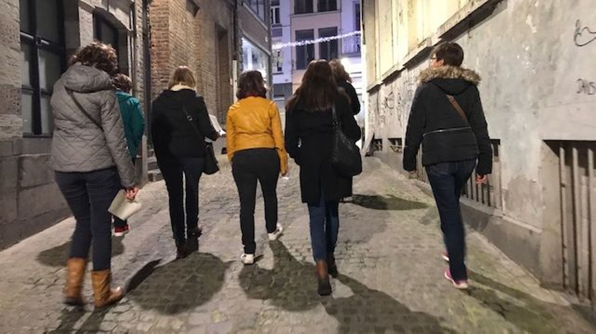 Une promenade de nuit en ville pour identifier les problèmes que rencontrent les piétons.