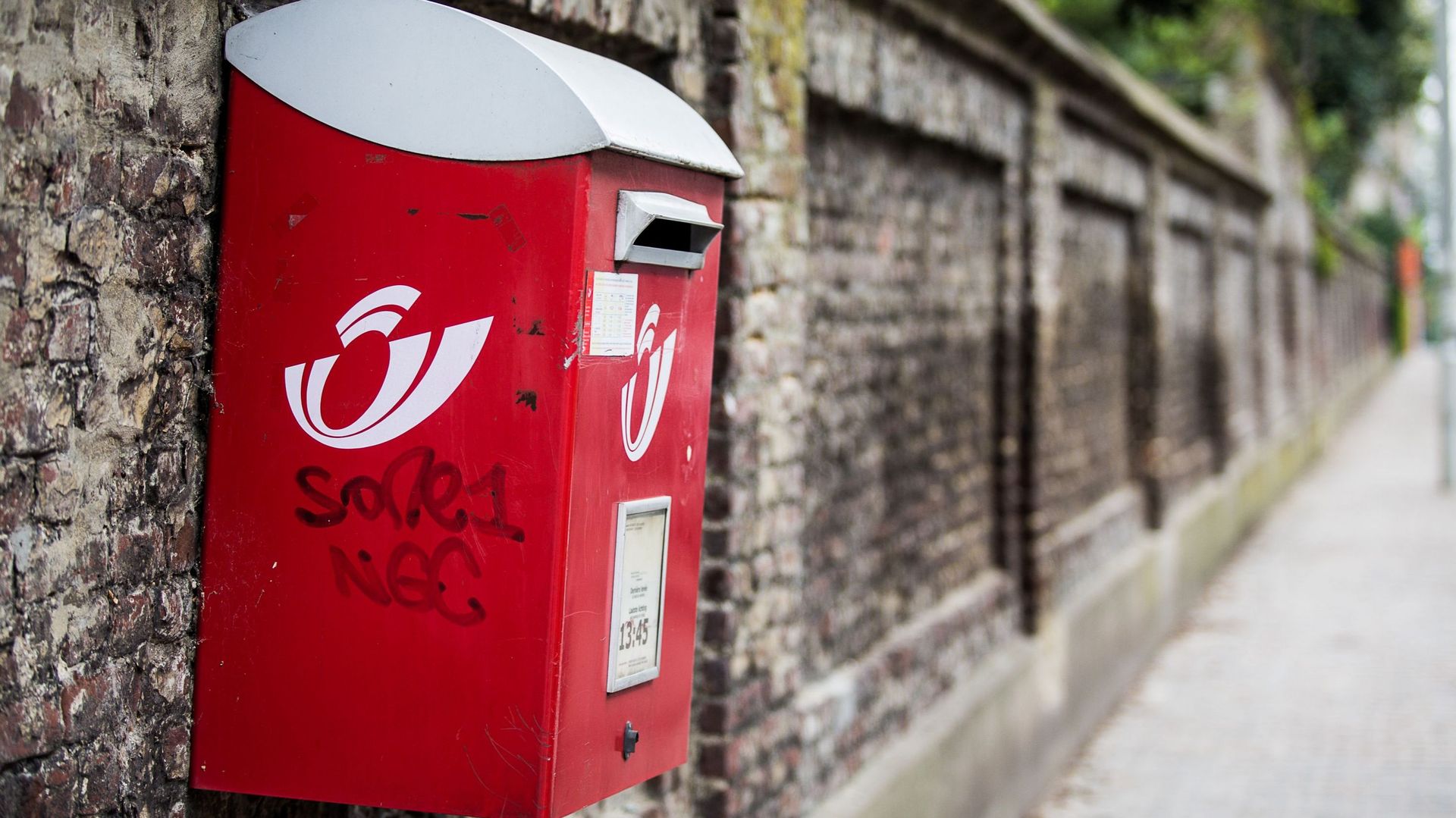 Un Facteur A Mis La Lettre Dans La Boîte Aux Lettres