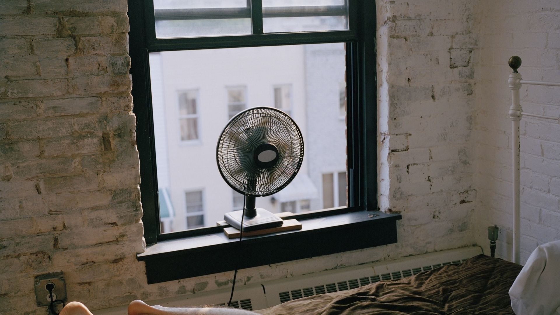 Placer un ventilateur devant votre fenêtre pour chasser l’air chaud vers l’extérieur.