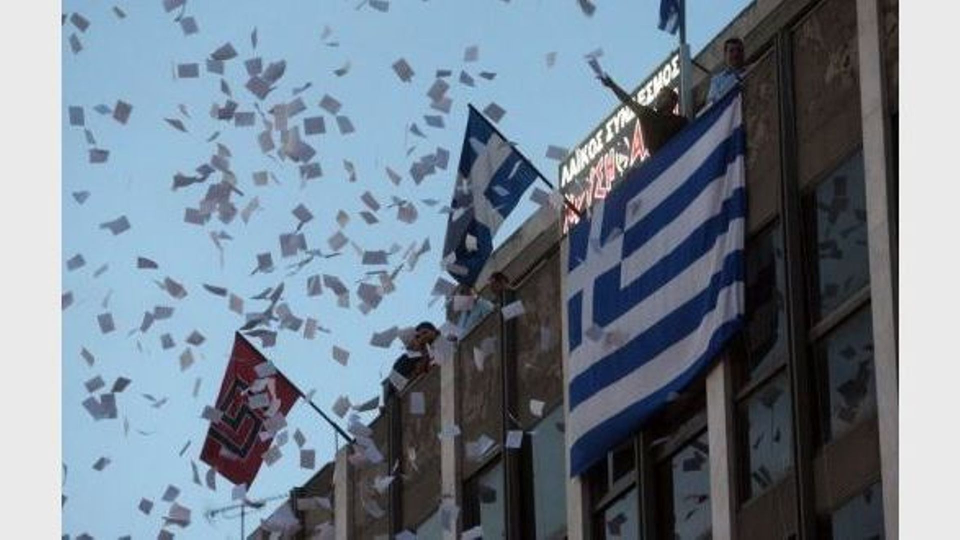Des membres du parti néonazi l'Aube dorée fêtent les résultats des élections, le 6 mai 2012 à Athènes