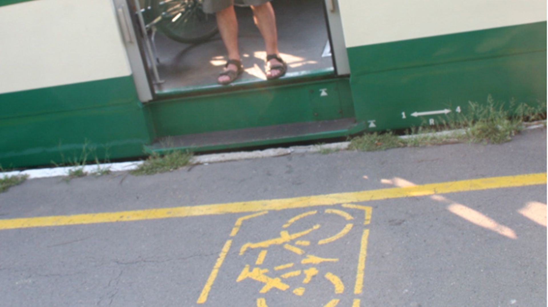 Comme au Japon, en Hongrie, les endroits où embarquer son vélo sont clairement indiqués sur les quais.