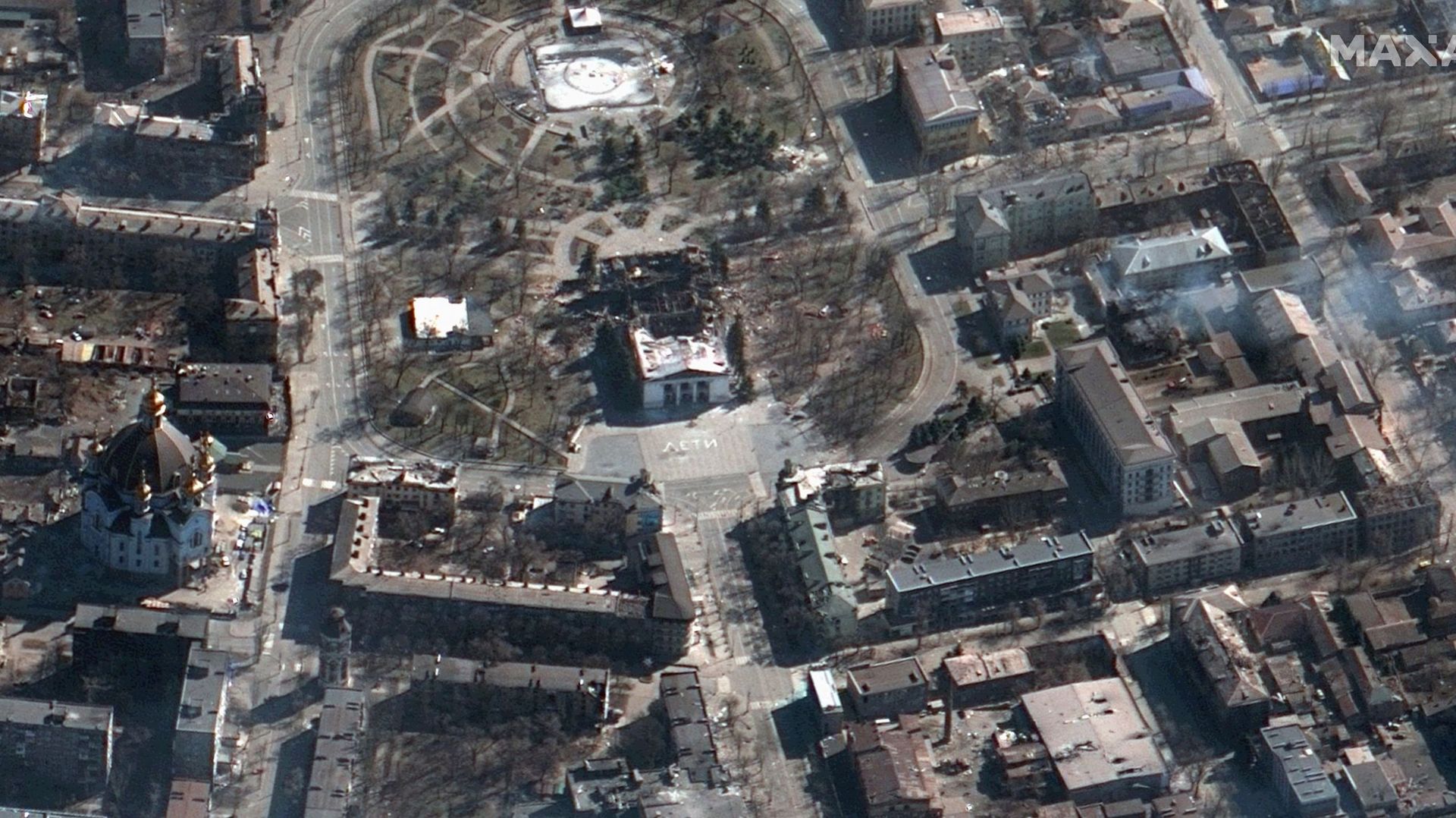 Cette photo prise et publiée le 19 mars 2022 par l’image satellite Maxar montre les conséquences d’une attaque aérienne sur le théâtre Mariupol Drama, à Mariupol, dans le sud de l’Ukraine. Le 19 mars 2022, les sauveteurs ukrainiens ont cherché des centain