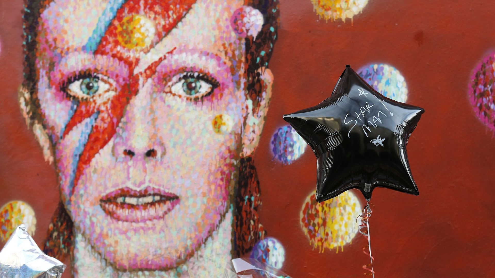 David Bowie place 19 albums dans le Top 100 des charts britanniques ...