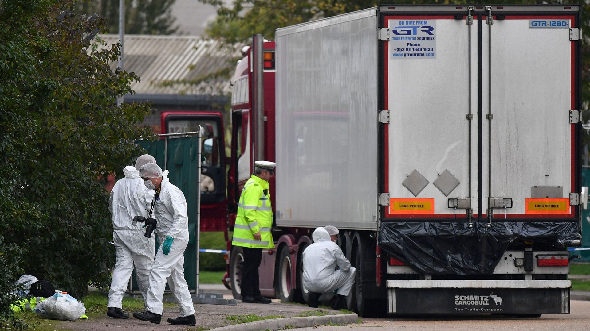 En 2019, la police britannique examine le camion où ont été trouvé les corps