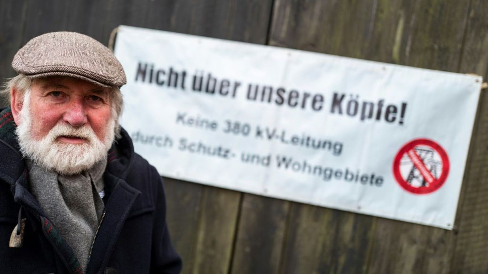 Le militant écologiste Hartmut Lindner devant une affiche contre l’installation de lignes électriques d’une capacité de 380 kV, le 3 décembre 2021 à Senftenhütte, en Allemagne