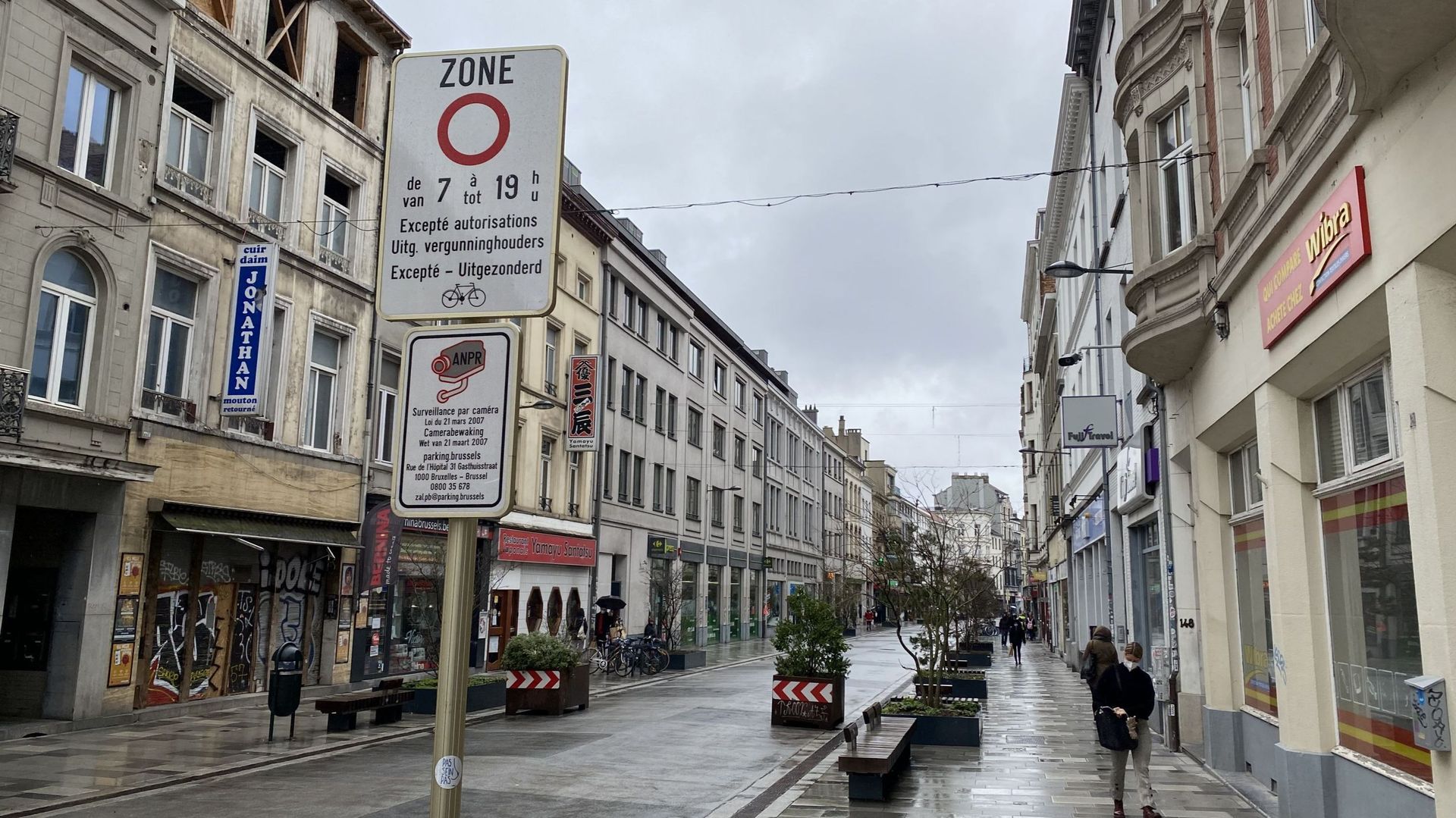 Le panneau d'accès interdit entre 7h et 19h situé sur la Chaussée d'Ixelles en venant de la place Fernand Cocq. Les véhicule qui le franchissent se font flasher automatiquement et reçoivent une amende de 58 euros
