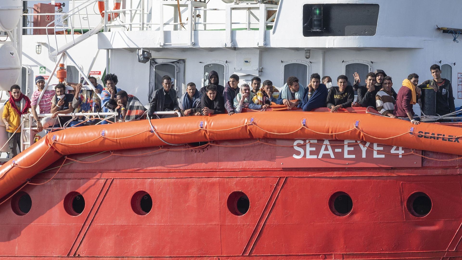 Image d'illustration : des migrants secourus en Méditerranée arrivent pour débarquer du navire Sea-Eye 4 le 07 novembre 2021 dans le port de Trapani, en Sicile. 