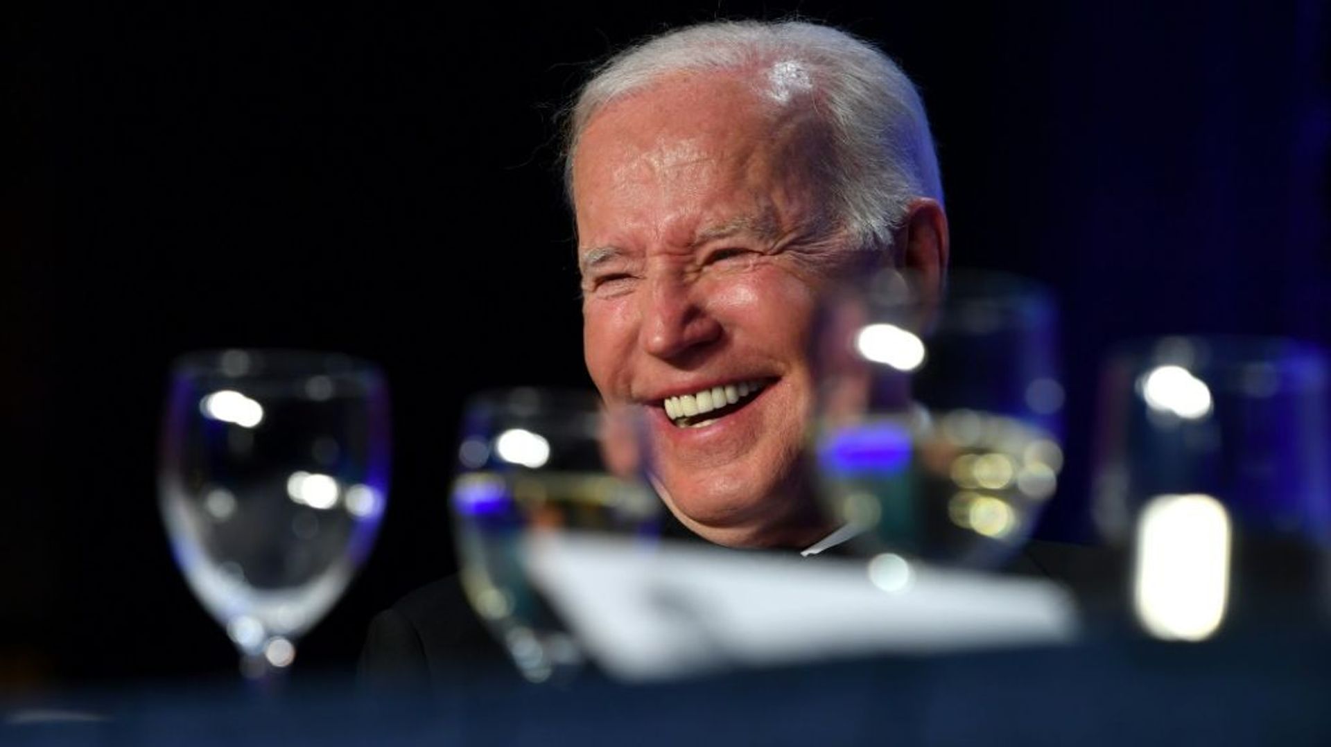 Le président américain Joe Biden (g) rit pendant le dîner des correspondants de la Maison Blanche, à Washington, le 30 avril 2022