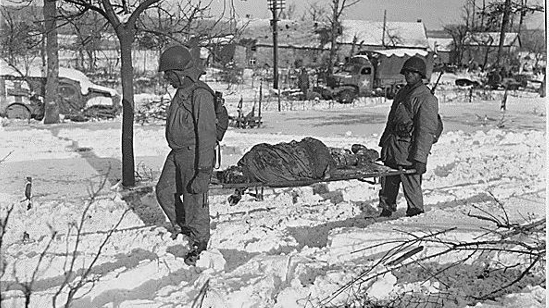Le 14 janvier 1945, les Américains dégagent les victimes du massacre afin de les autopsier