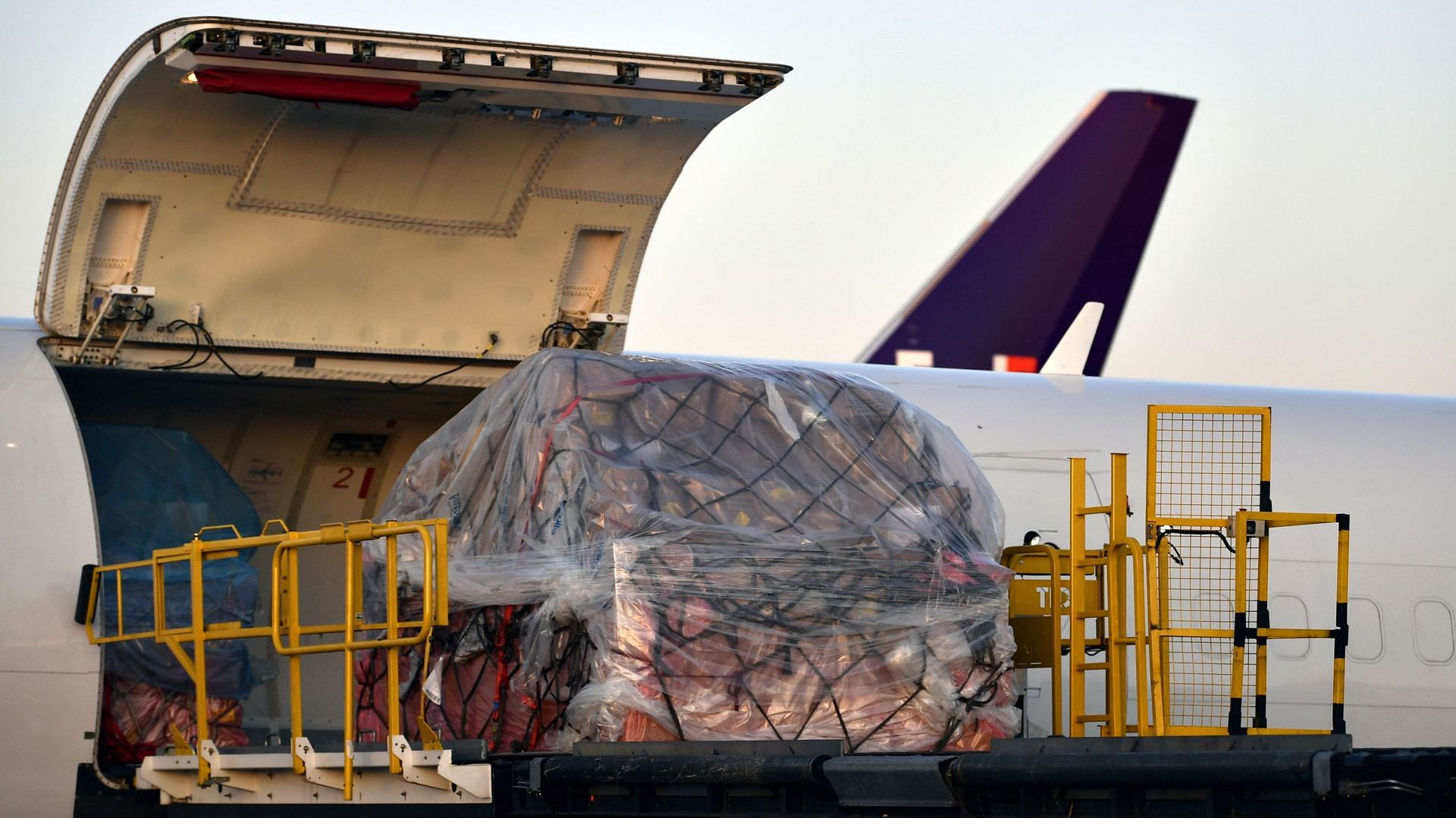 Arrivée d’un lot de 6 millions de masques buccaux dans la zone de fret de Liege Airport. La Belgique fait face actuellement à un manque criant de masques de protection pour le personnel médical.