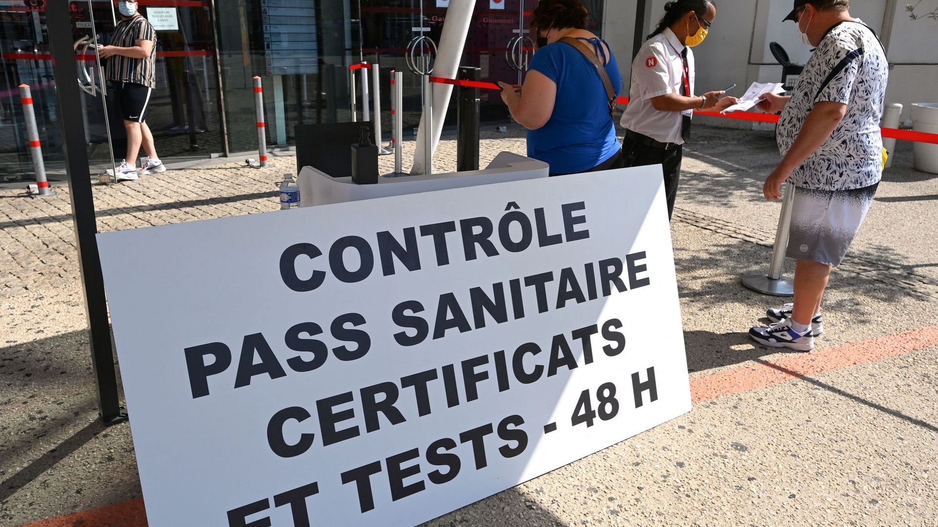 Les visiteurs présentent leur pass sanitaire à l’entrée du cinéma Gaumont Multiplex Odyséum à Montpellier, le 29 juillet 2021.