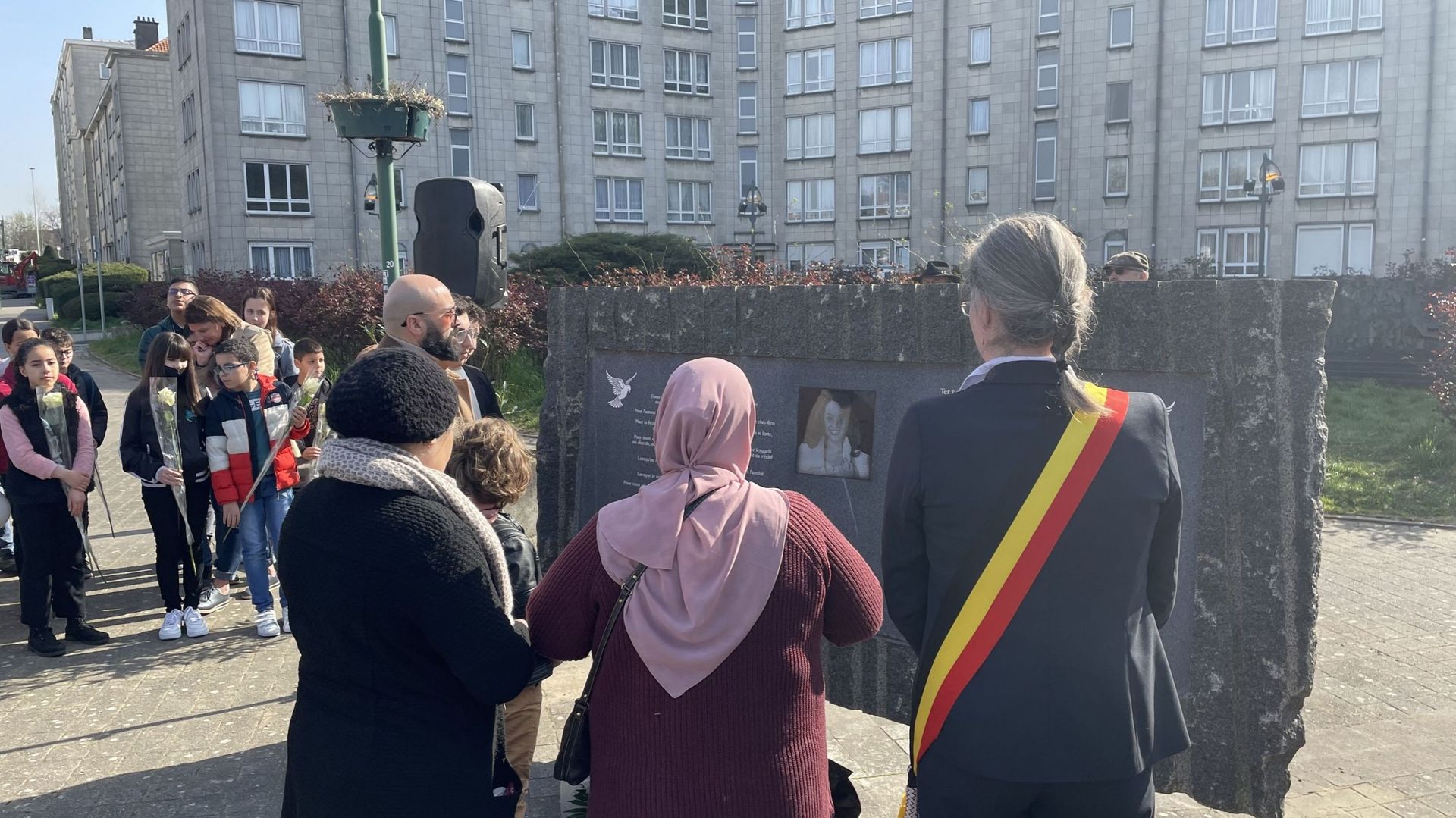 Mohammed El Bachiri et sa famille en compagnie de la bourgmestre de Molenbeek devant la stèle de Loubna Lafquiri.