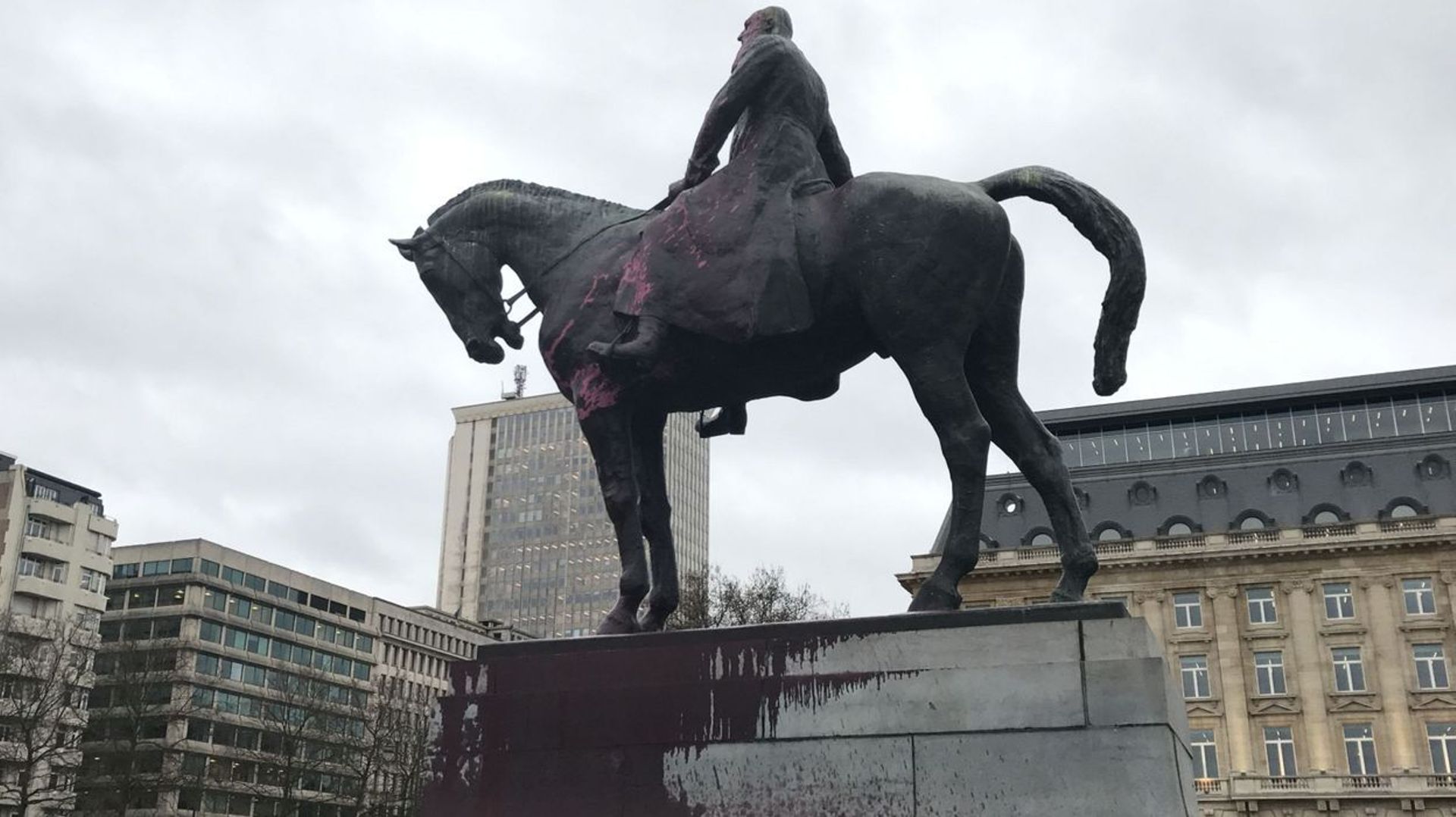 Une statue équestre de Léopold II, située place du Trône à Bruxelles, déjà contestée, avait été badigeonnée de peinture en Janvier 2018.