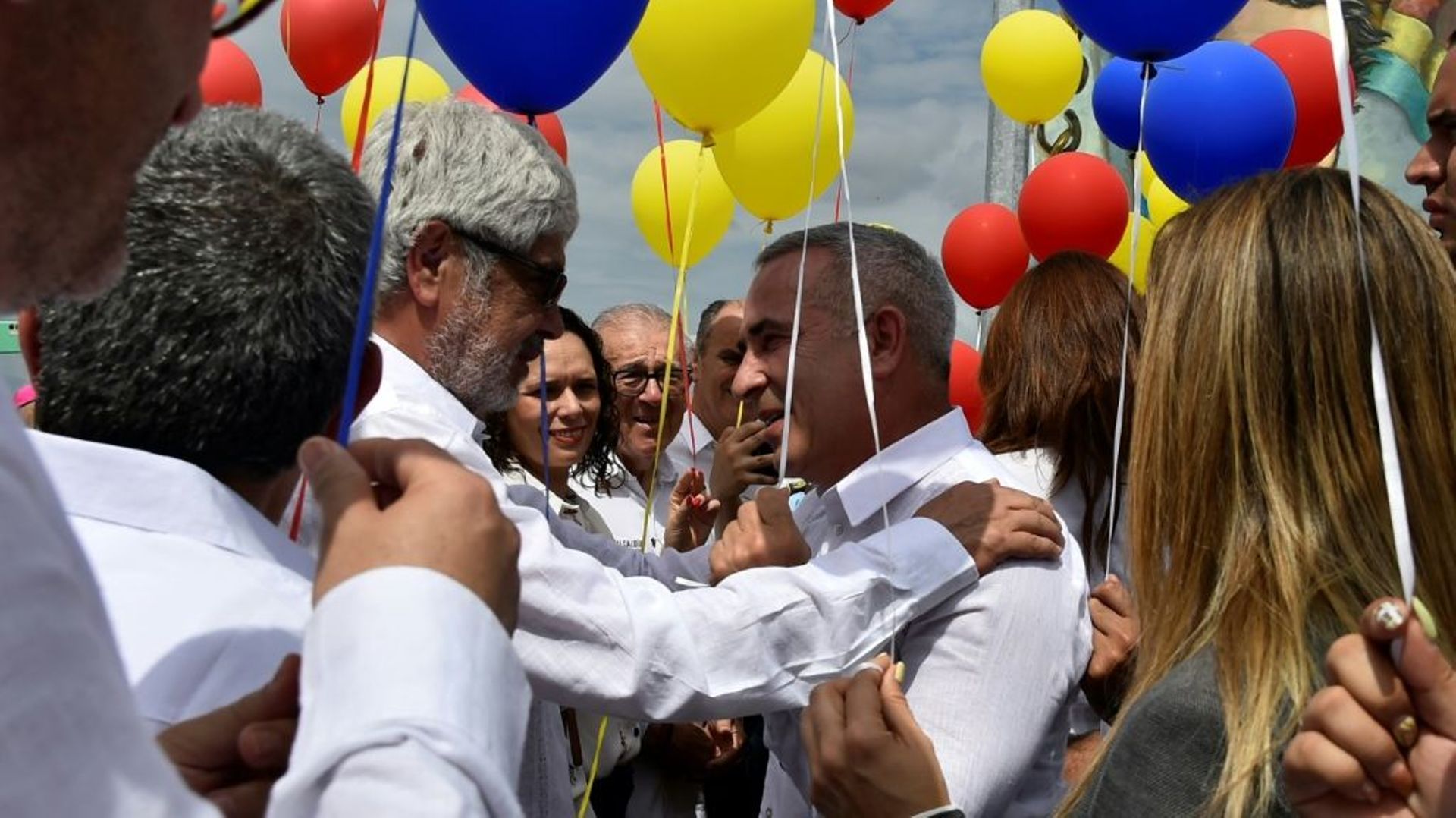 Le ministre colombien du Commerce German Umana (à gauche) salue le gouverneur de l’Etat vénézuélien de Tachira Freddy Bernal sur le pont international Atanasio Girardot, ouvert le 1er janvier 2023