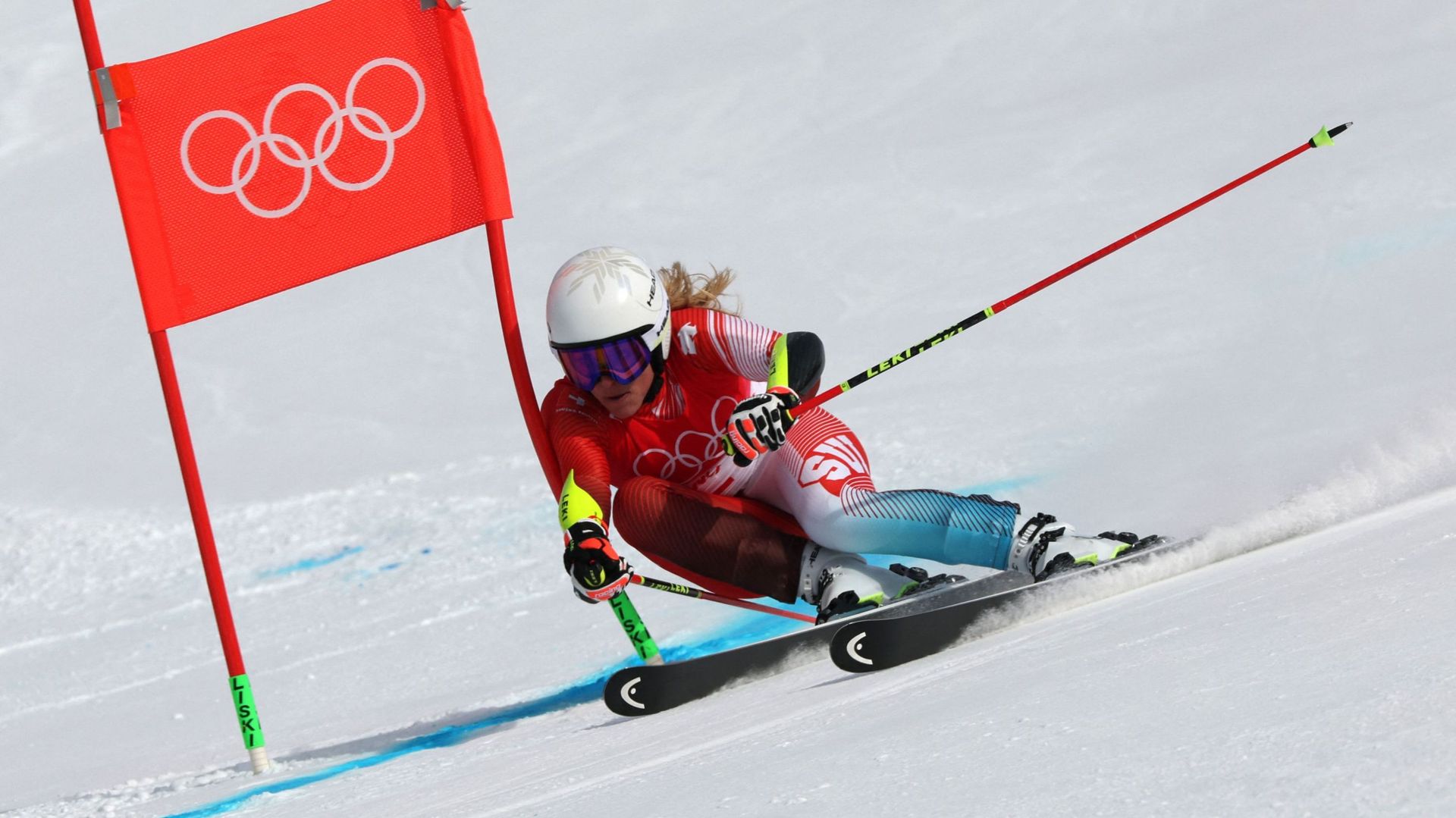 Lara Gut-Behrami a mis la main sur son premier titre olympique en remportant le Super-G dames de ski alpin des Jeux Olympiques de Pékin vendredi en Chine.