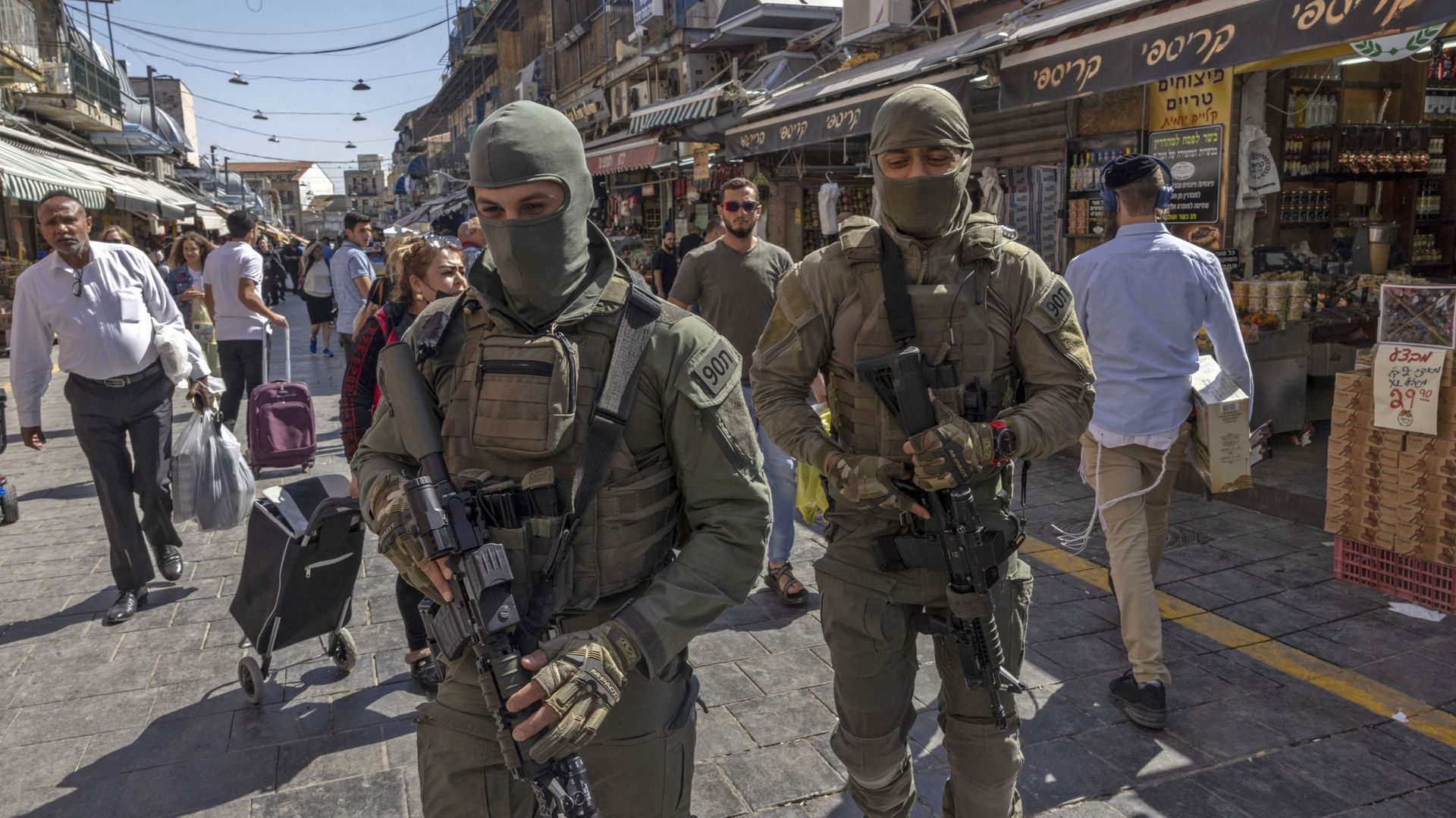 Des policiers israéliens de l’Unité nationale de lutte contre le terrorisme patrouillent sur le marché Mahane Yehuda à Jérusalem, le 14 avril 2022.