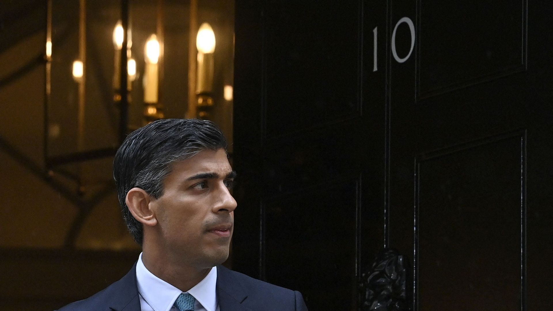Le Premier ministre britannique, Rishi Sunak, quitte le 10 Downing Street, dans le centre de Londres, le 26 octobre 2022.