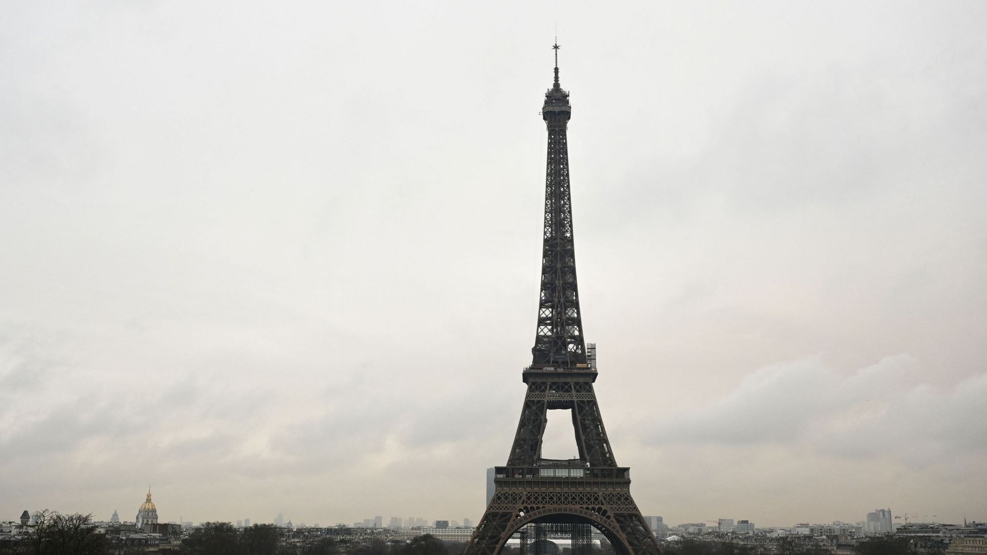 Un hélicoptère a posé une nouvelle antenne sur la Tour Eiffel