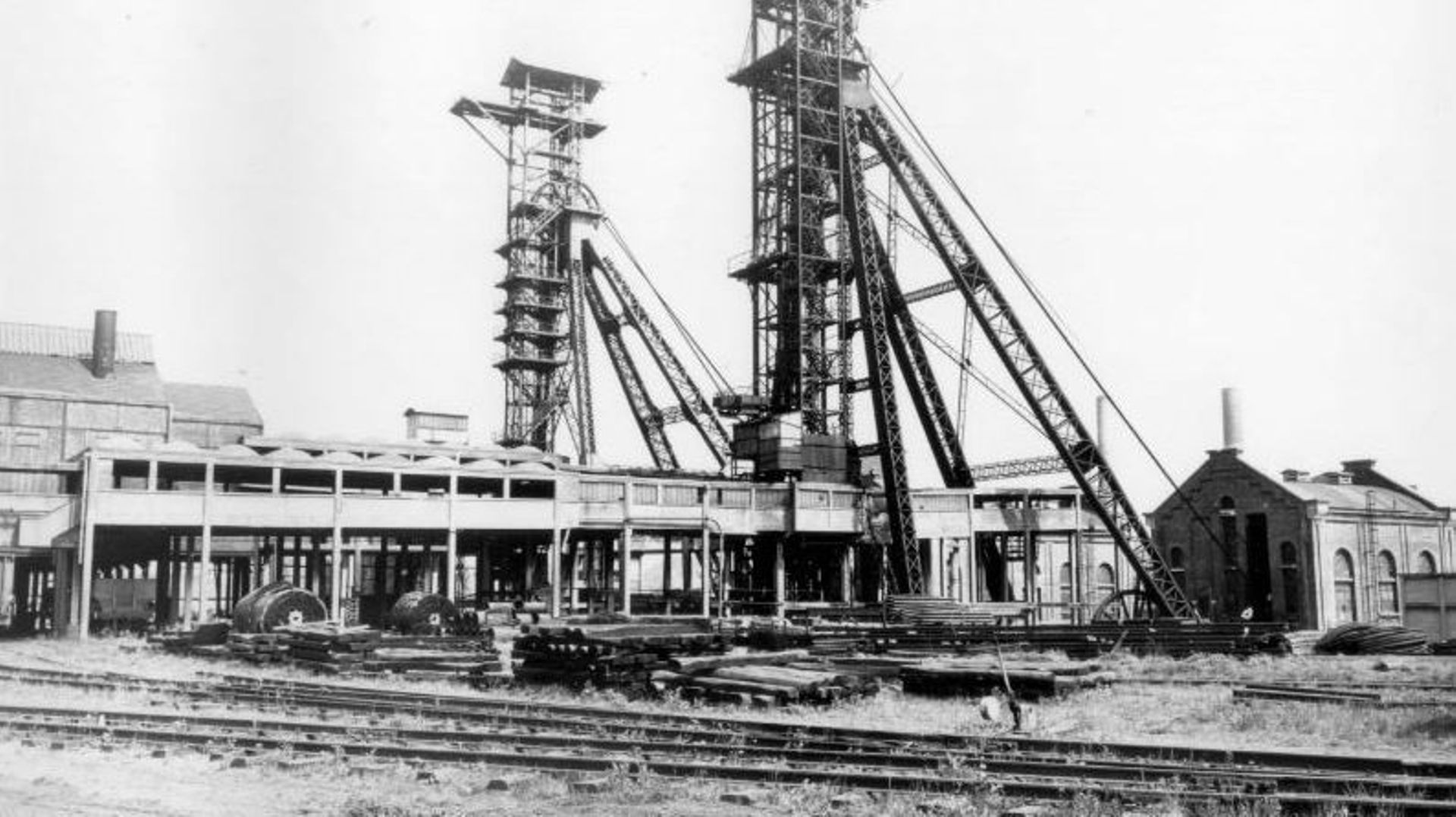 La Ville de Charleroi a rendu mardi un avis défavorable par rapport à la démolition de deux châssis à molette, ces tours emblématiques qu’on retrouve dans de nombreux charbonnages.