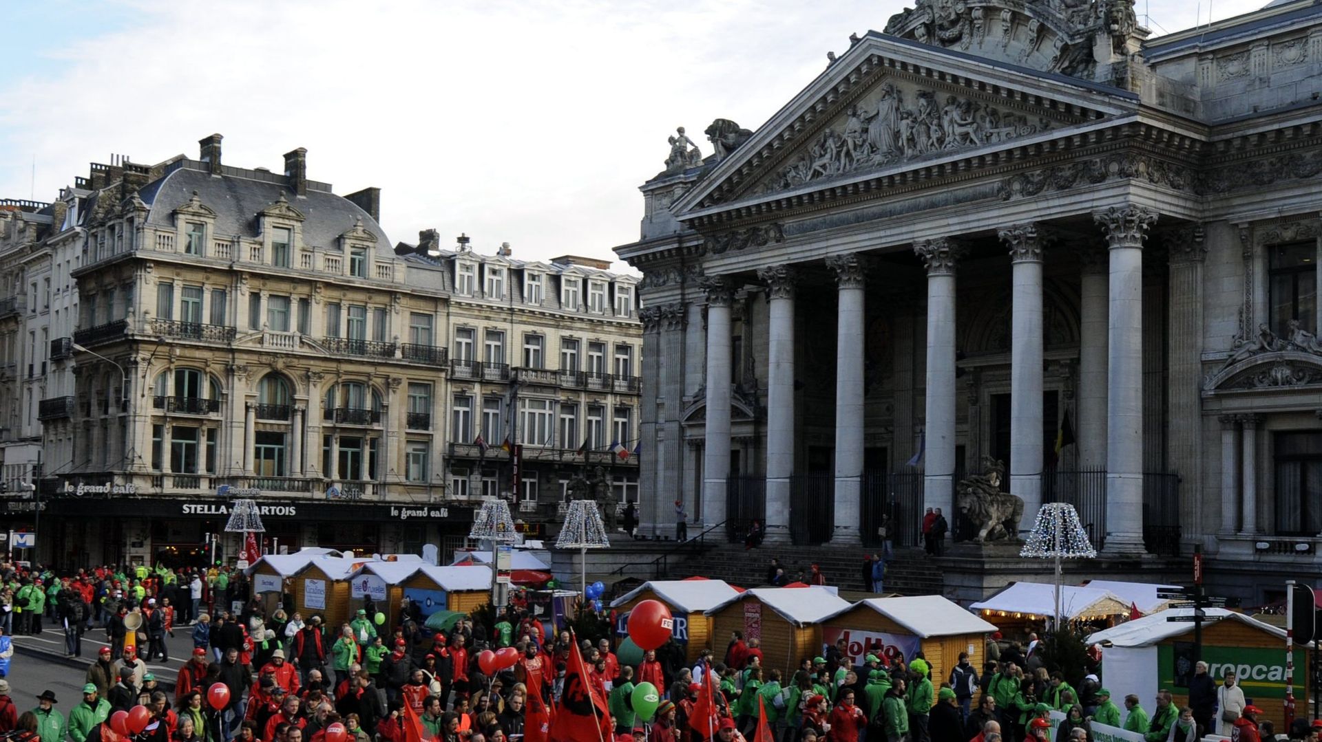 Une Foule Bruyante Et Nombreuse Critique Le Budget Et Refuse L ...