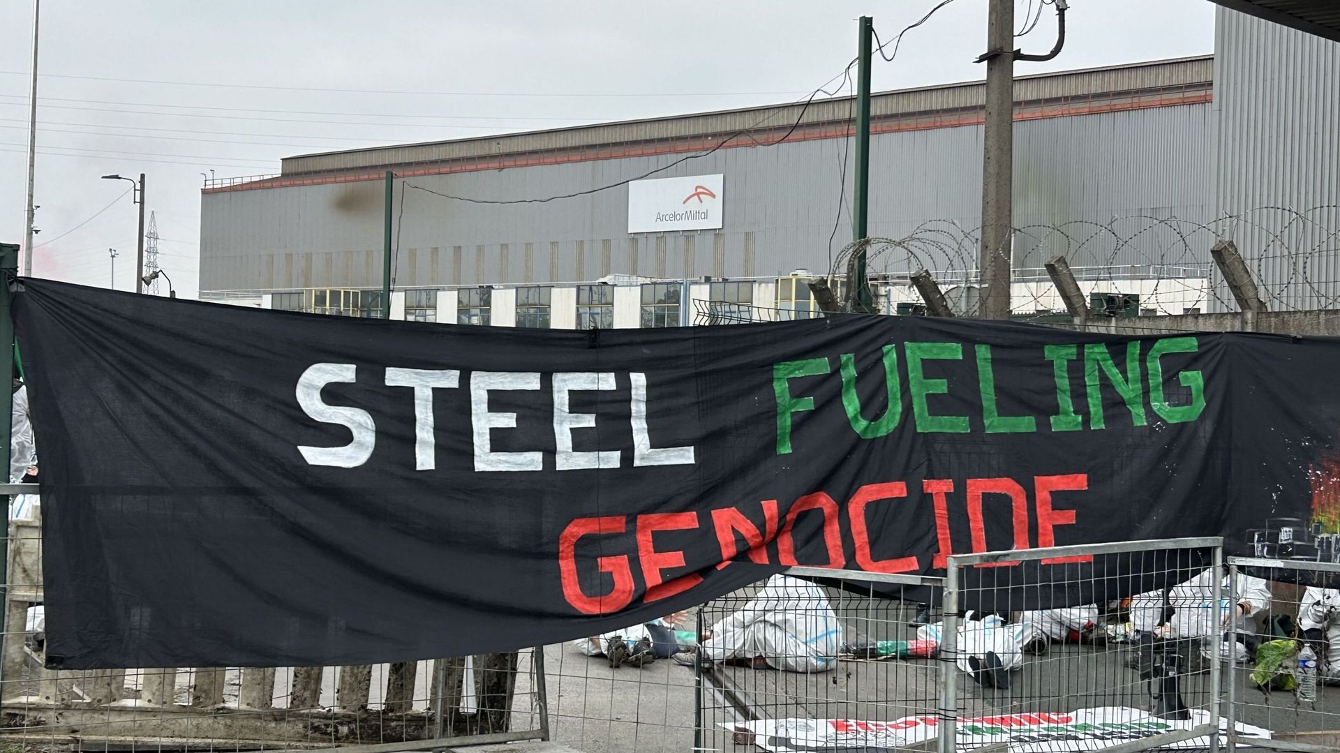 Trains interrompus entre Bruxelles et Charleroi : entre 400 et 700 activistes bloquent une usine d’ArcelorMittal à Charleroi