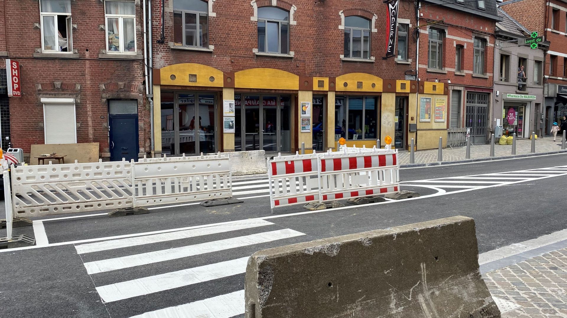 Passage pour piétons en baïonnettes à l'intersection de la rue des Glacis et de la rue Montagne Sainte-Walburge à Liège.