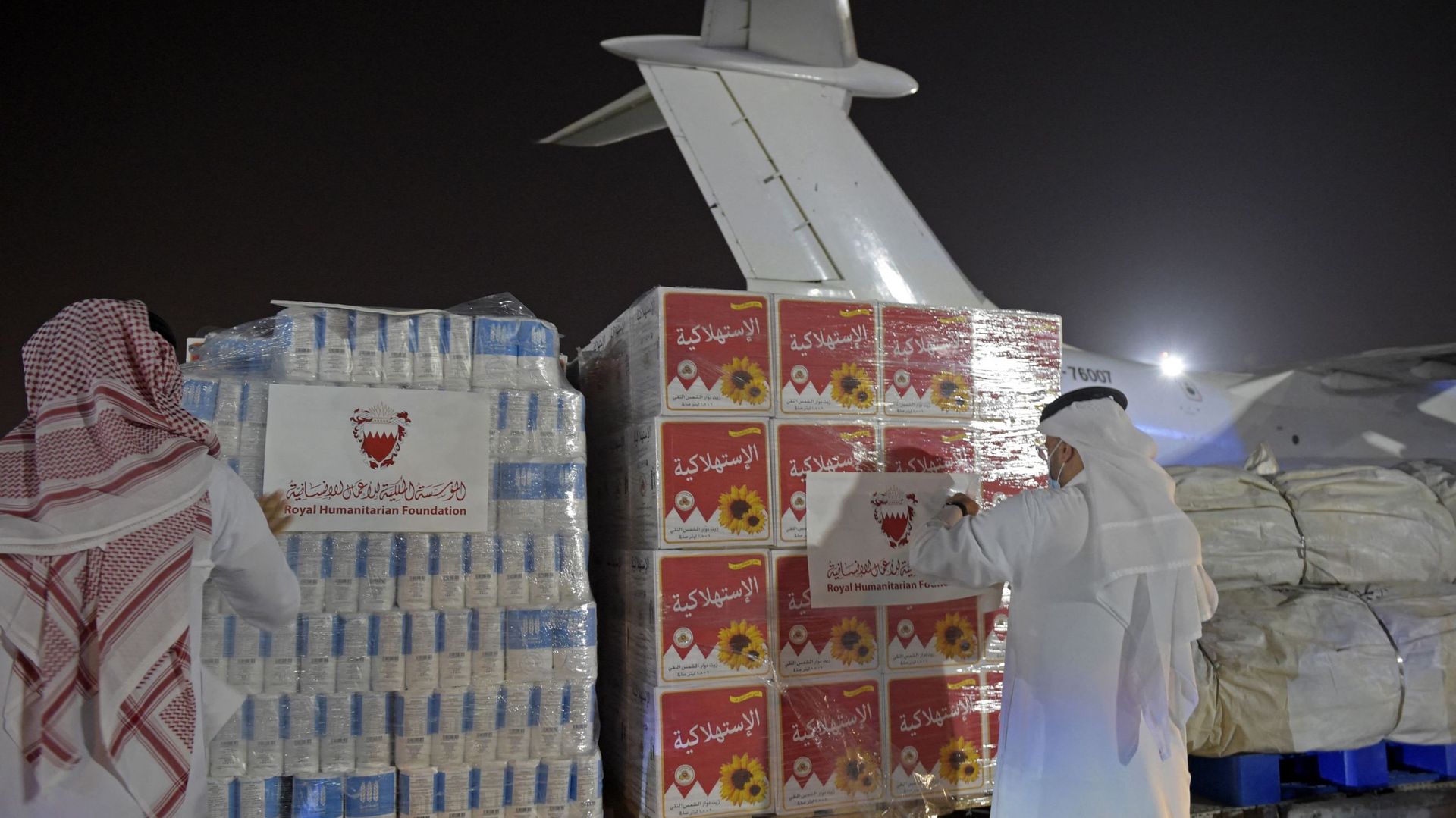 De l’aide alimentaire est embarquée à Bahrein à destination de l’Afghanistan.