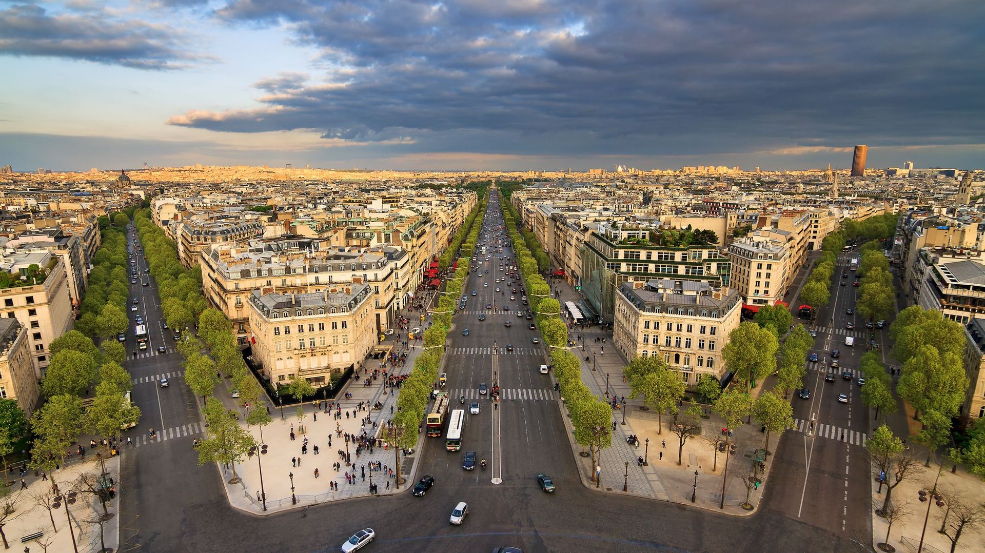 Paris va expérimenter l'an prochain des types de bitume qui peuvent à la fois atténuer le bruit de la circulation routière et permettre de rafraîchir l'air.