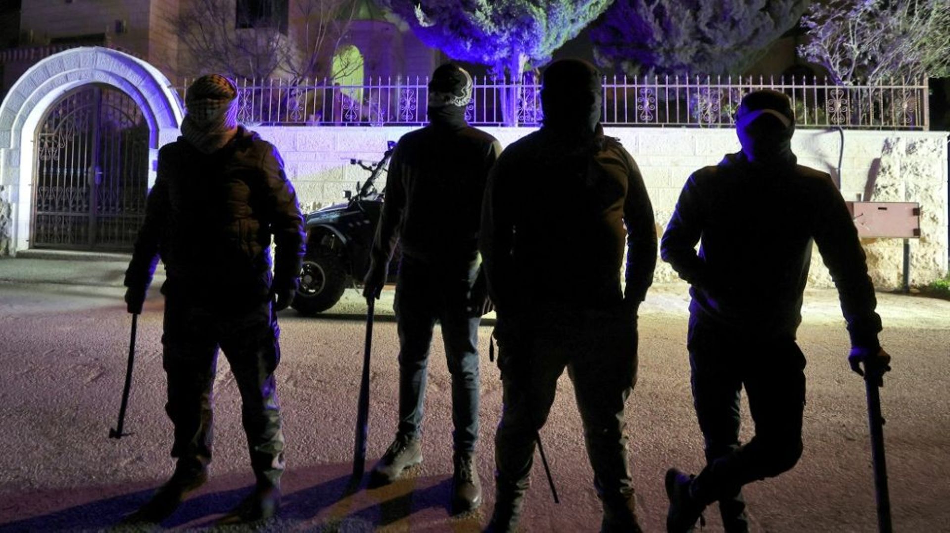 Un groupe de Palestiniens masqués lors d’une patrouille nocturne dans le village de Turmus’ayya, en Cisjordanie occupée, le 28 février 2023
