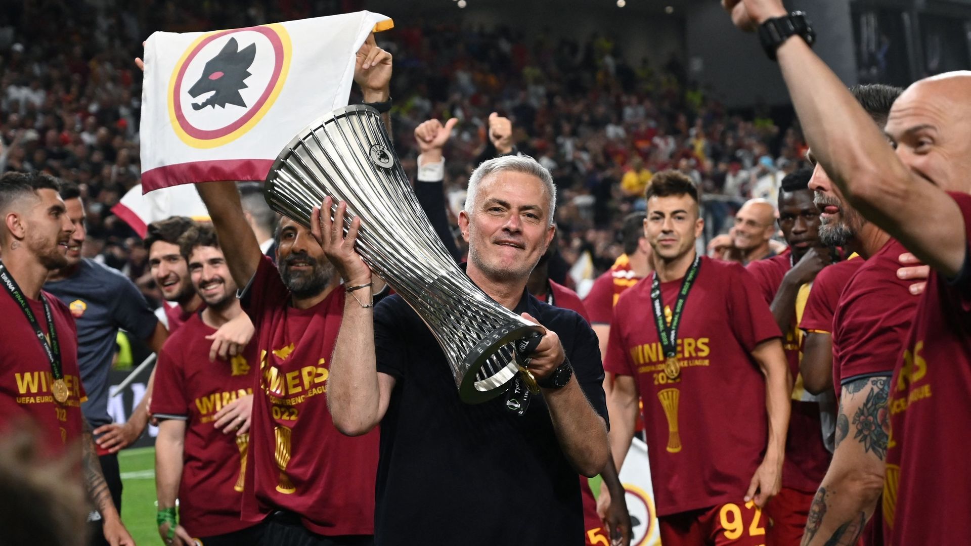 José Mourinho soulevant la première Conference League avec l’AS Roma