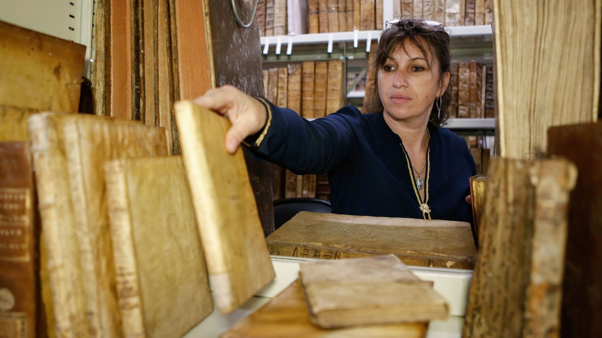 Vannina Schirinsky-Schikhmatoff, chargée de mission conservation et restauration à la bibliothèque patrimoniale d'Ajaccio