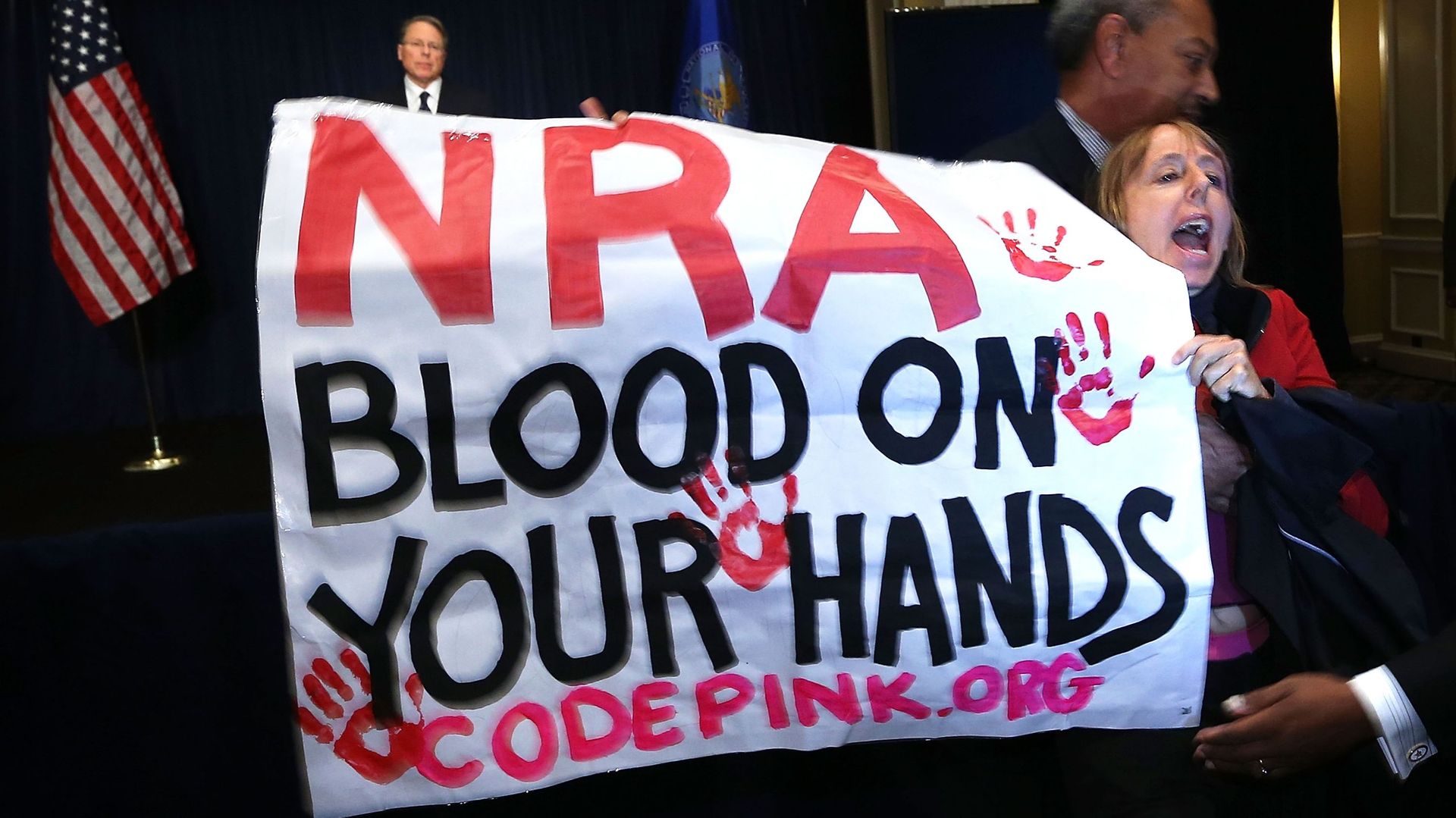 Une banderole hissée lors de la conférence de presse de la NRA, ce vendredi