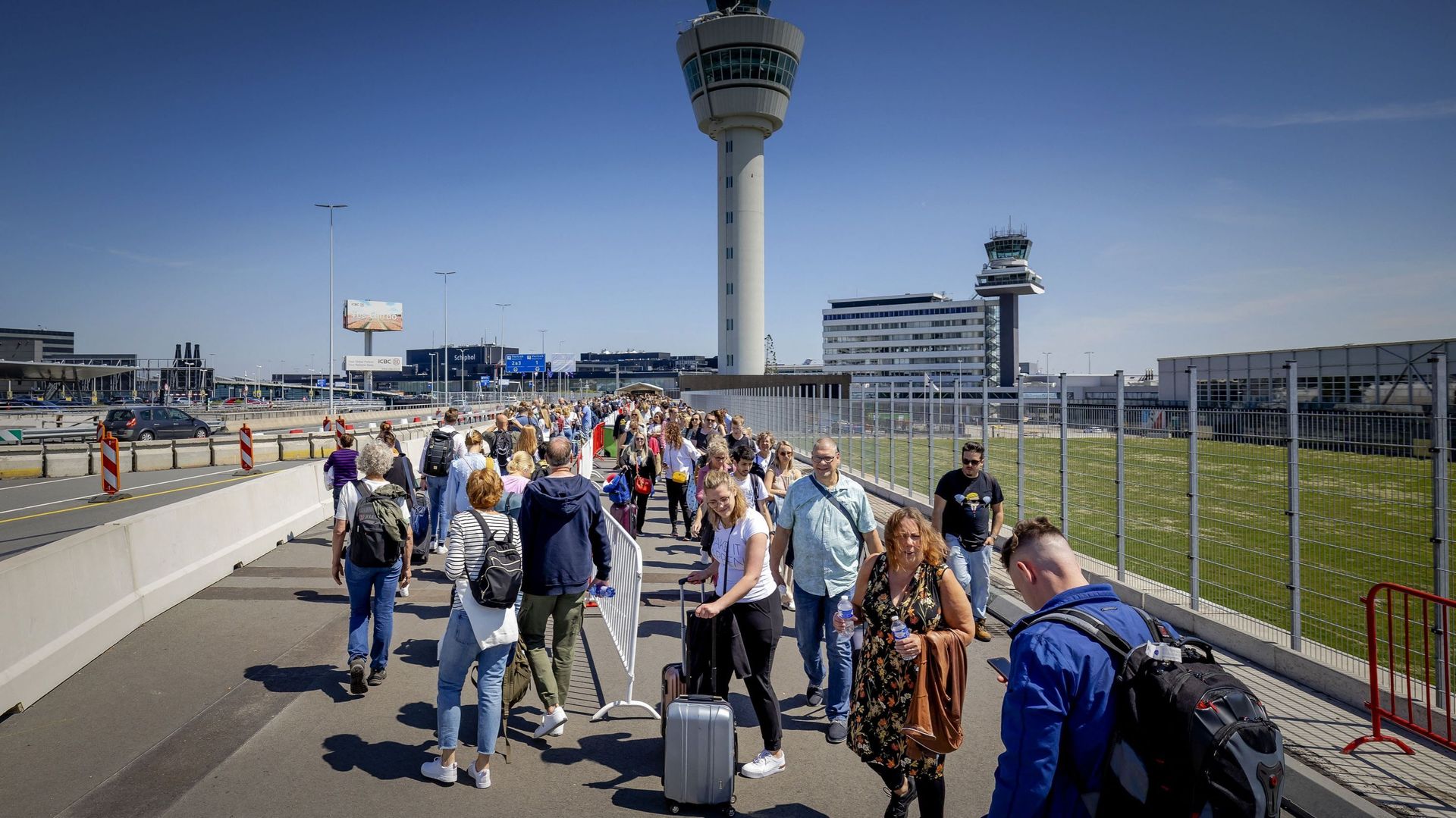 Incapace di gestire la folla, l’aeroporto di Amsterdam-Schiphol è stato costretto a rifiutare l’atterraggio dei voli europei