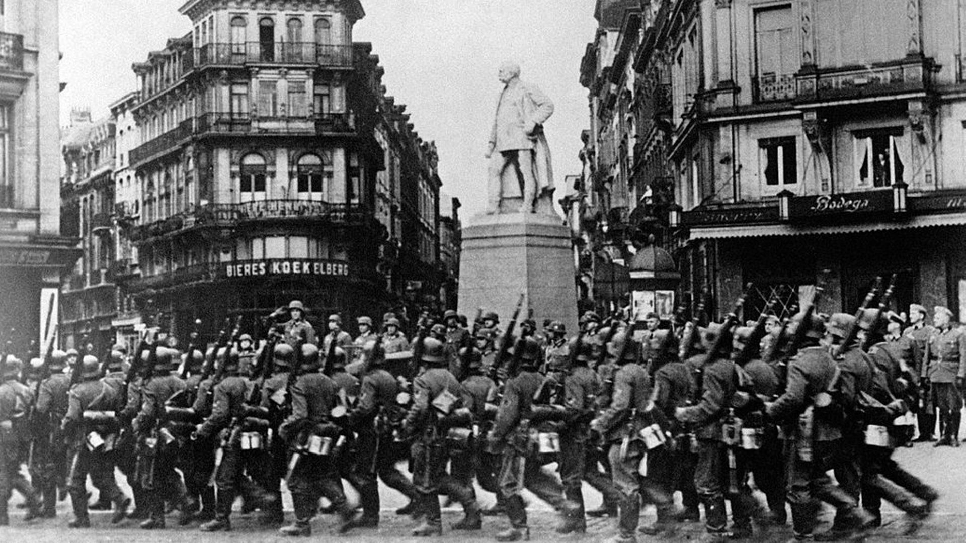 Les troupes allemandes paradent à Bruxelles le 18 mai 1940. La GFP, reconstituée depuis le début de la guerre, va pouvoir exercer son pouvoir en Belgique.