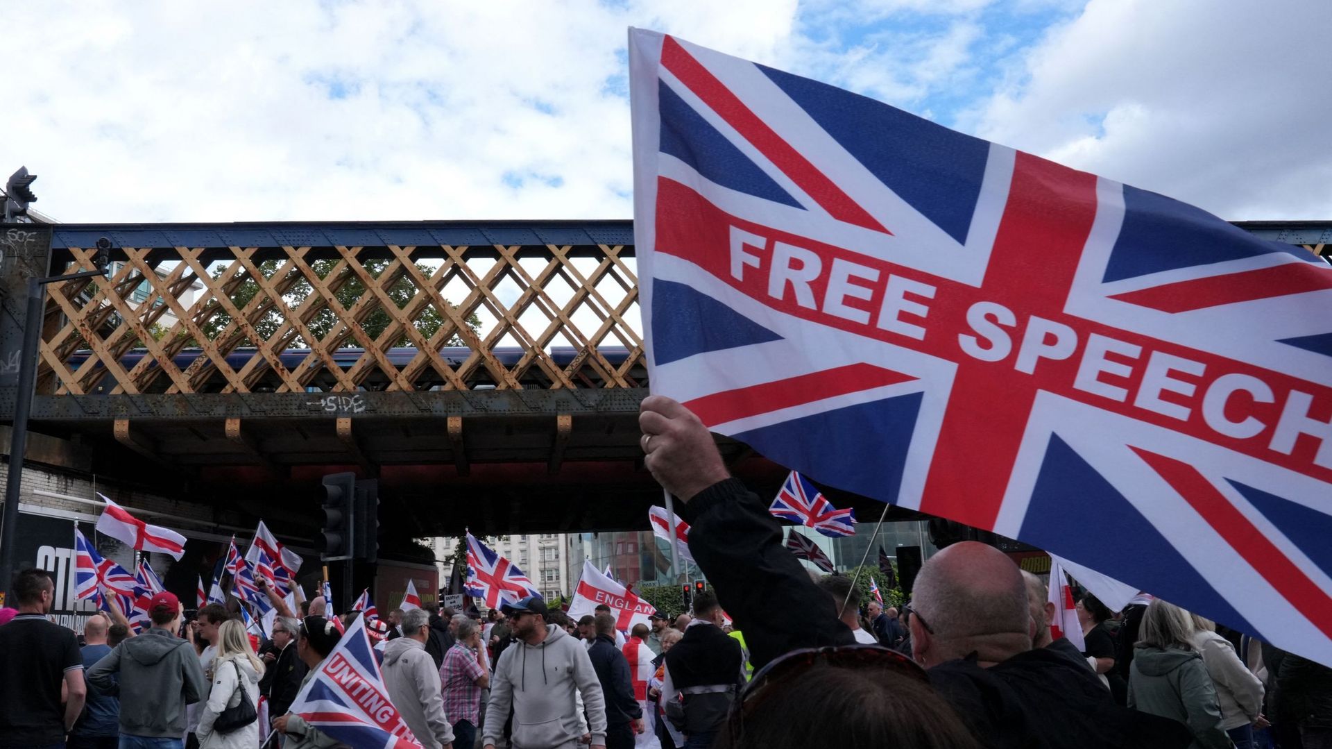 Londres : des dizaines de milliers de personnes dans les rues à l’appel du militant d’extrême droite Tommy Robinson