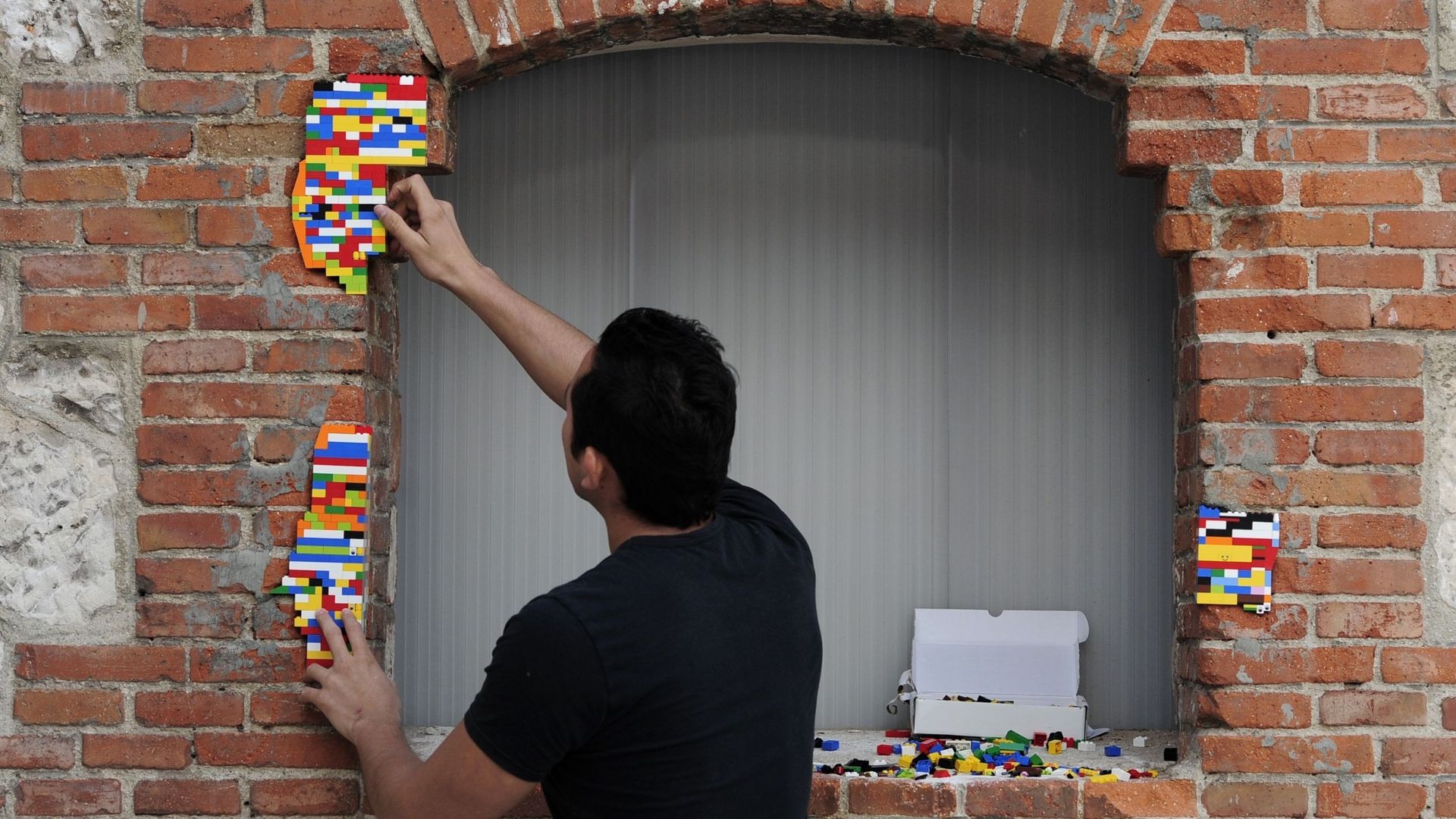 Il "soigne" les bâtiments avec des briques Lego