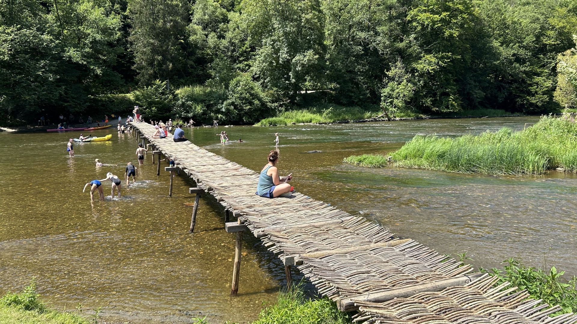 VressesurSemois le pont de claies est enfin monté ! RTBF Actus