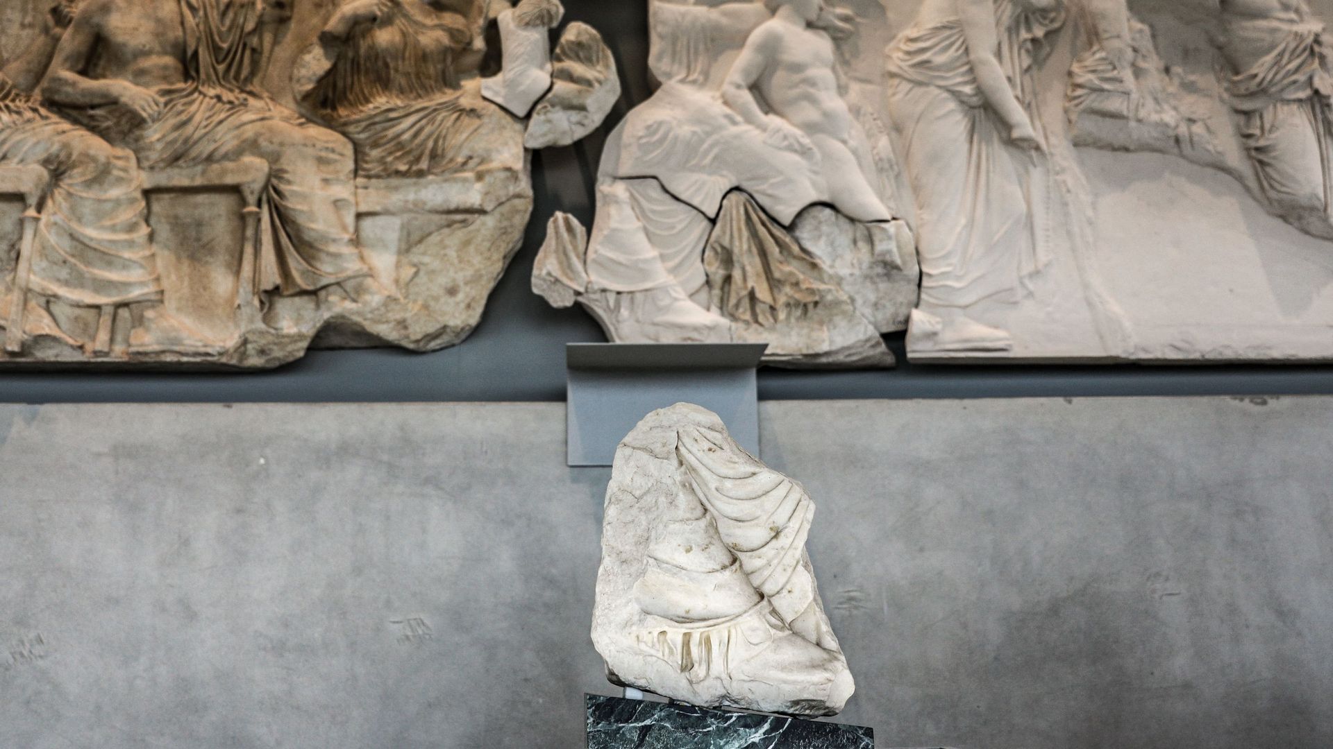 Le fragment du Parthenon présenté au musée de l"Acropole