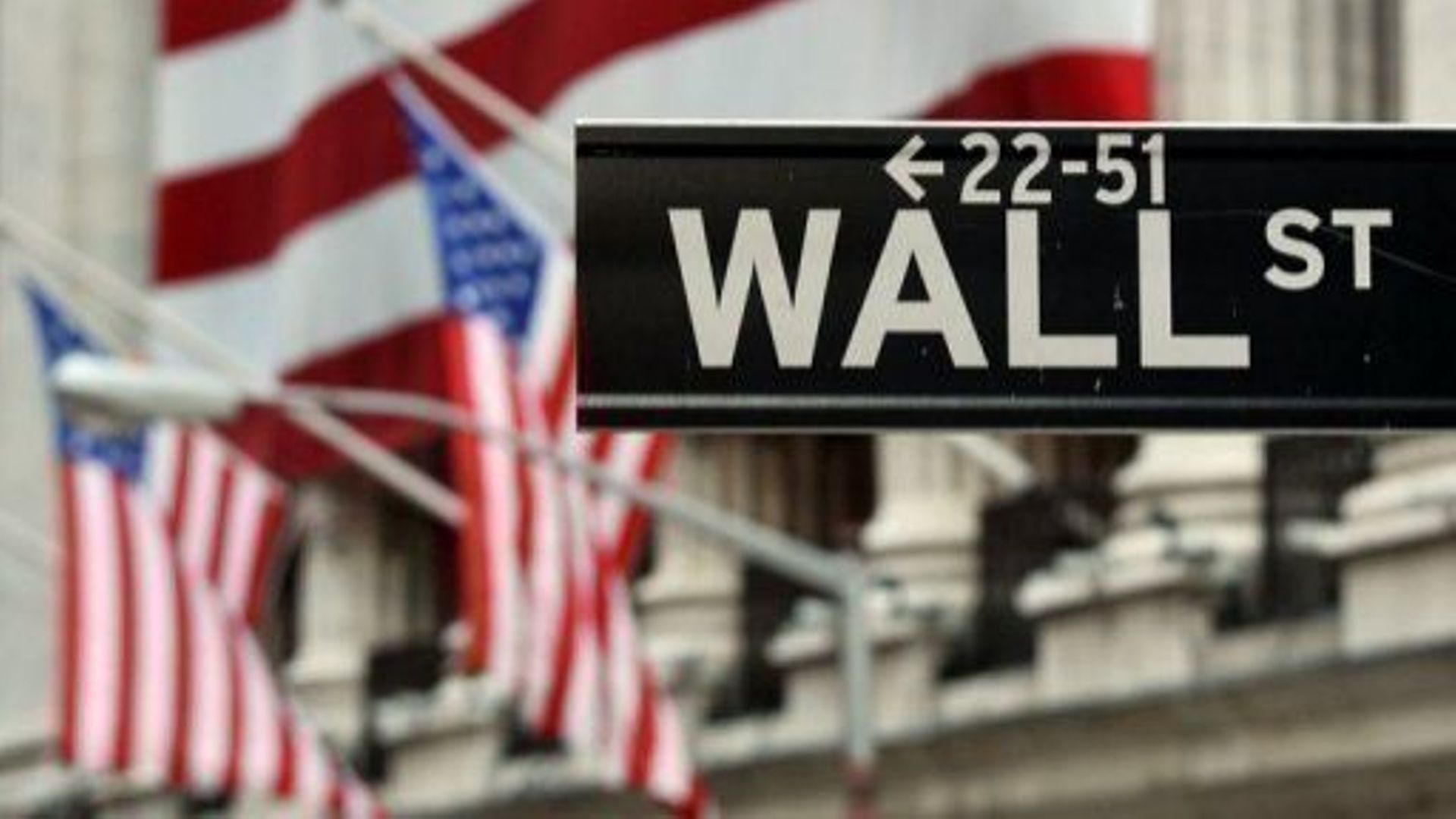 Un panneau Wall Street près de la Bourse de New York
