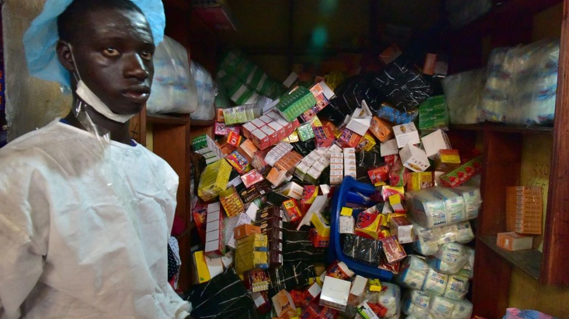 Un employé du ministère de la Santé ivoirien prenant part à une opération de lutte contre le trafic de faux médicaments, le 3 mai 2017 à Abidjan.