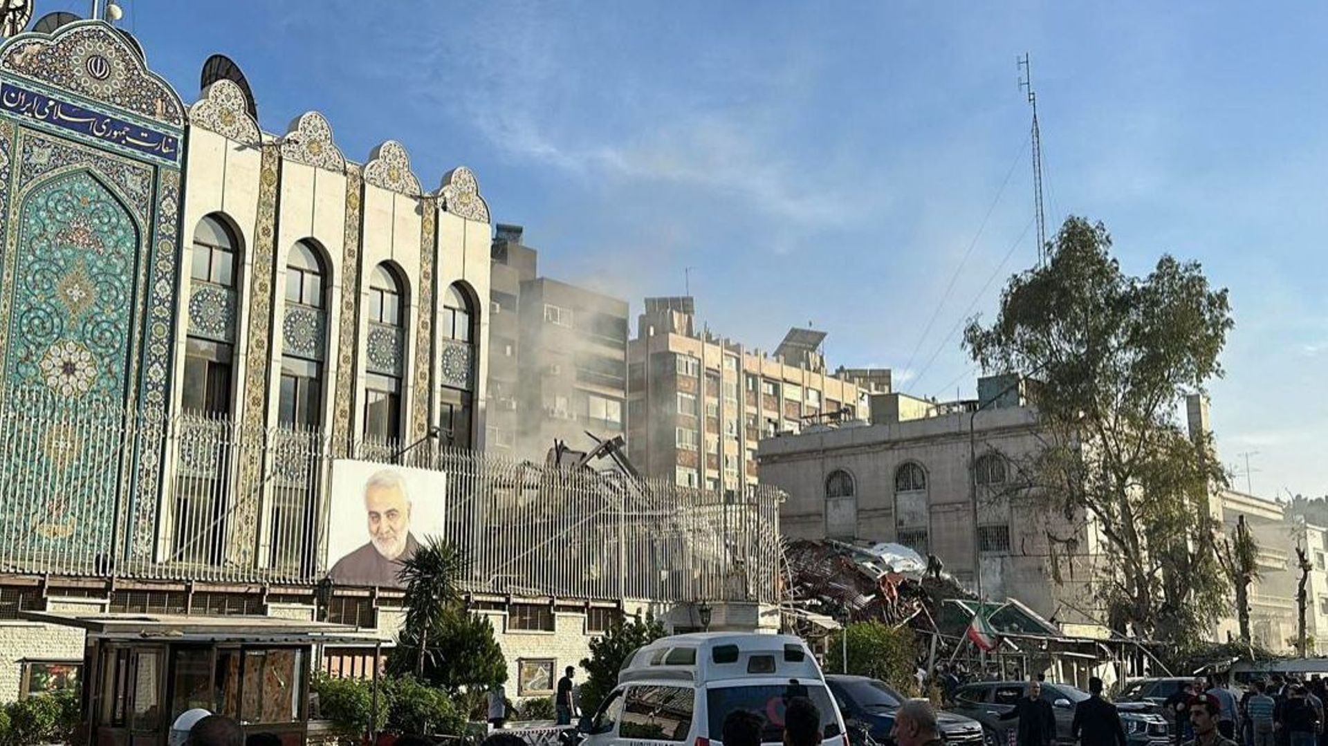 Israël bombarde l’ambassade iranienne à Damas : deux chefs des Gardiens de la révolution tués, l’Iran jure de riposter.