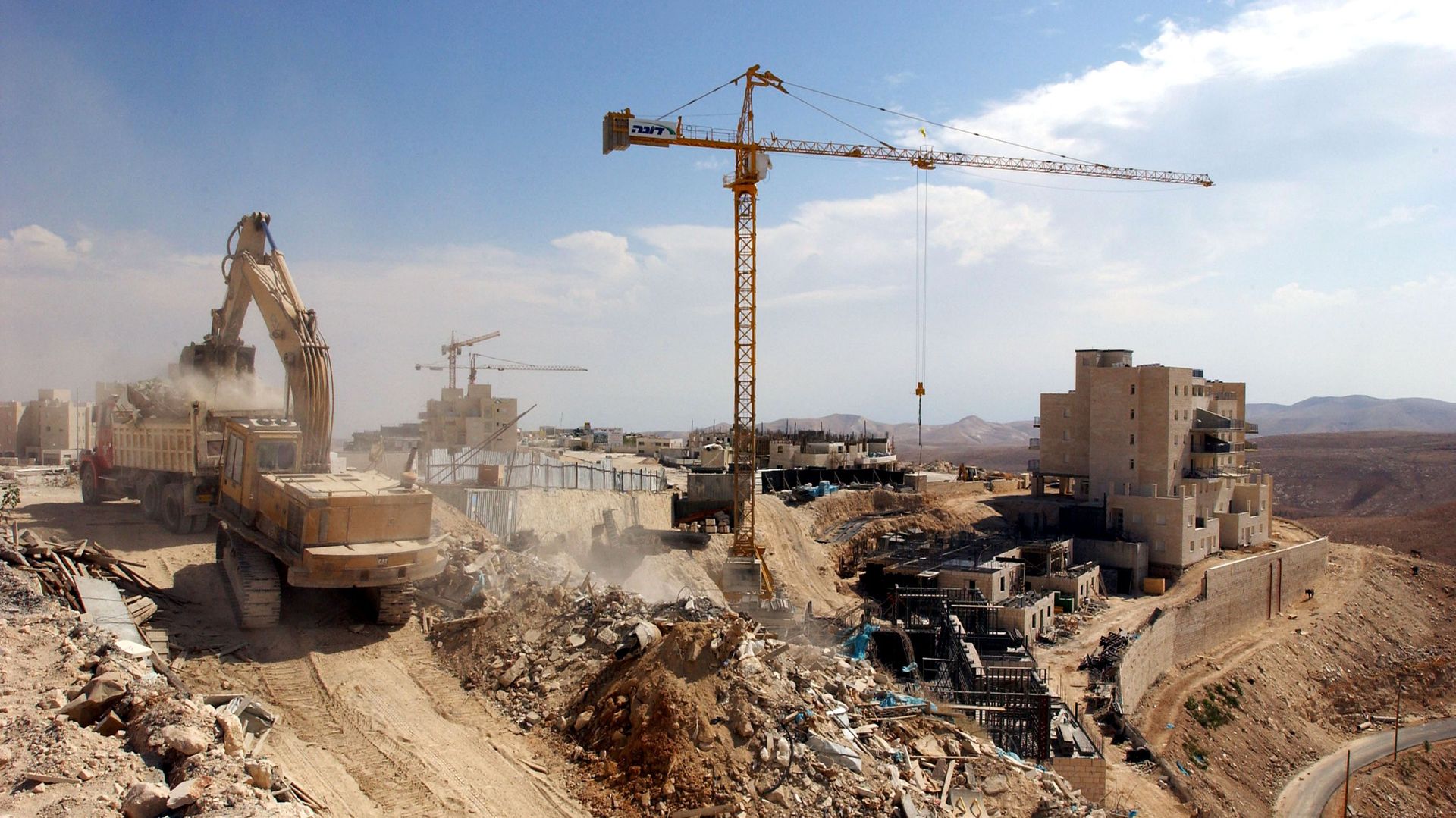 Construction de maisons le 16 octobre 2003 dans la colonie juive de Ma'ale Adumim, en Cisjordanie. 