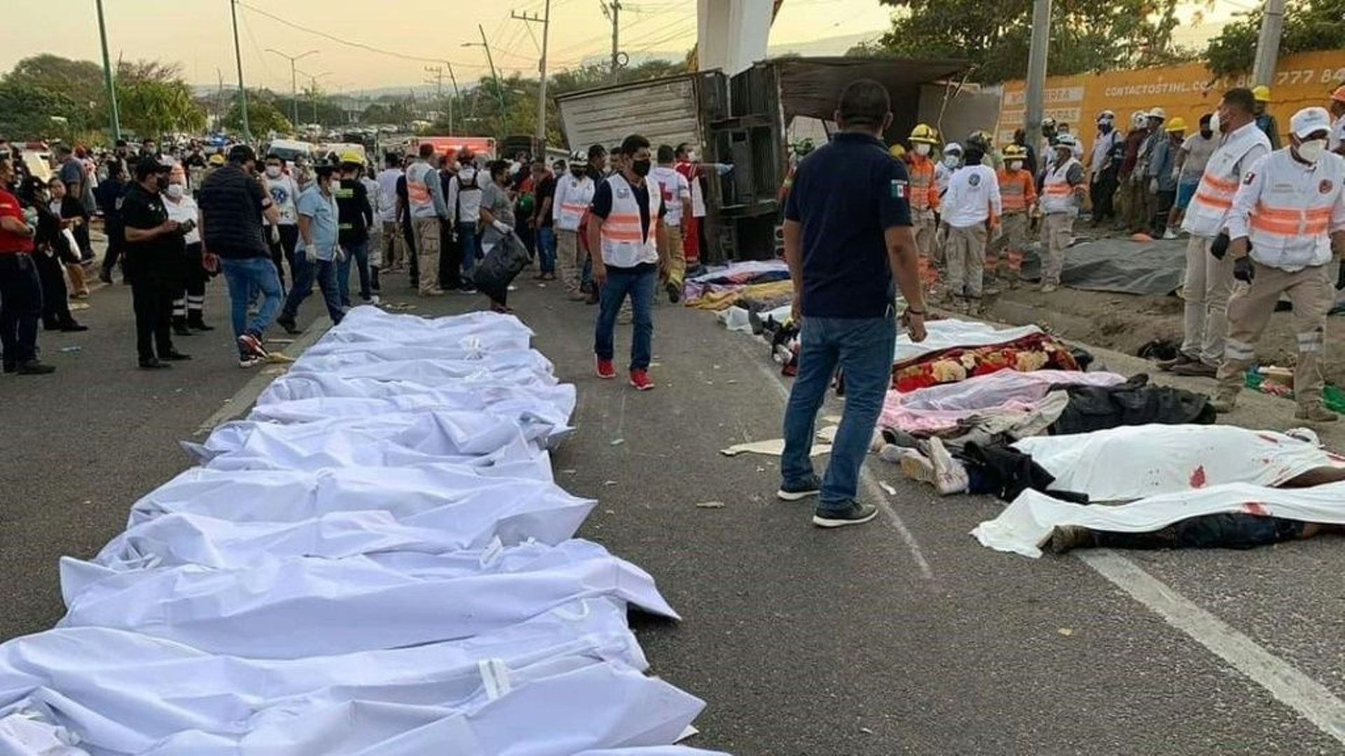 Les corps des migrants victimes de l'accident de camion sont alignés sur la route à Tuxtla Gutierrez, dans le sud du Mexique, le 10 décembre 2021