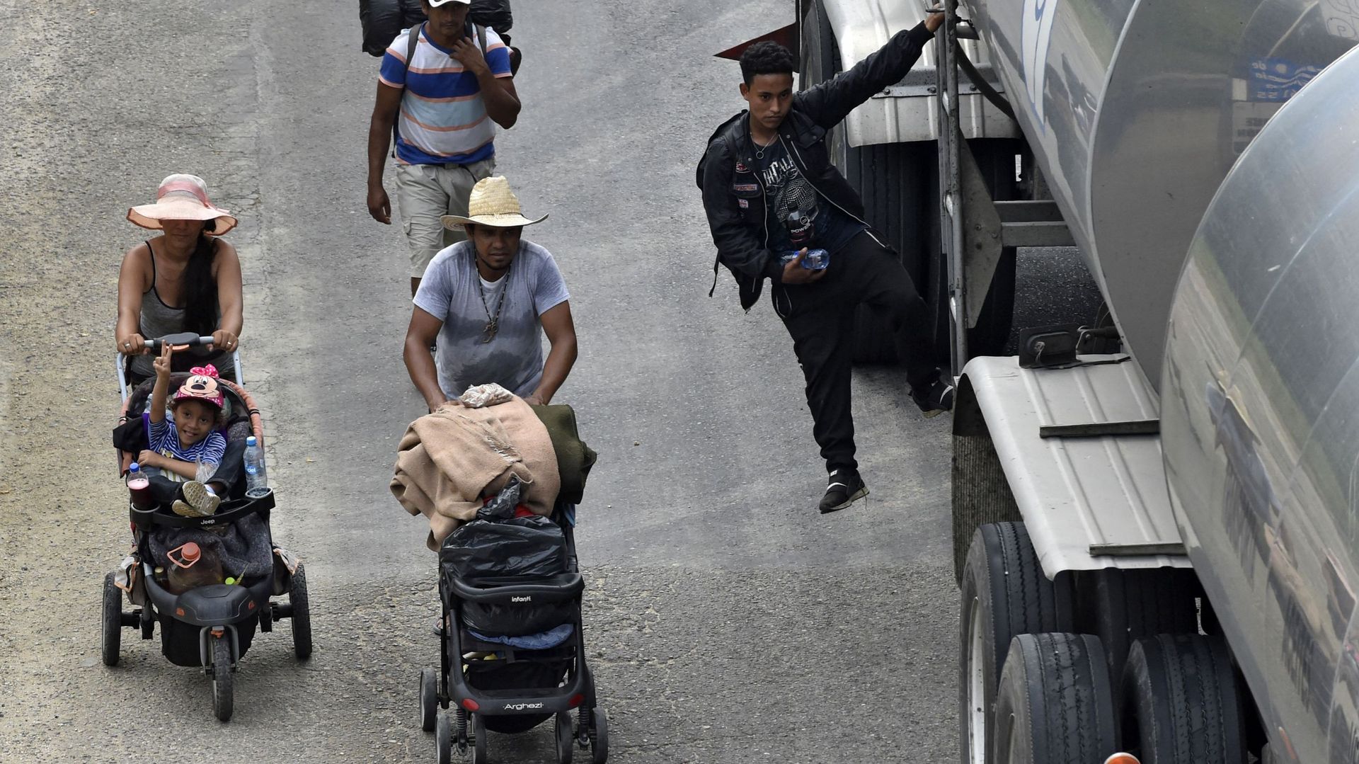 México: 600 migrantes de 12 países rescatados a bordo de dos camiones