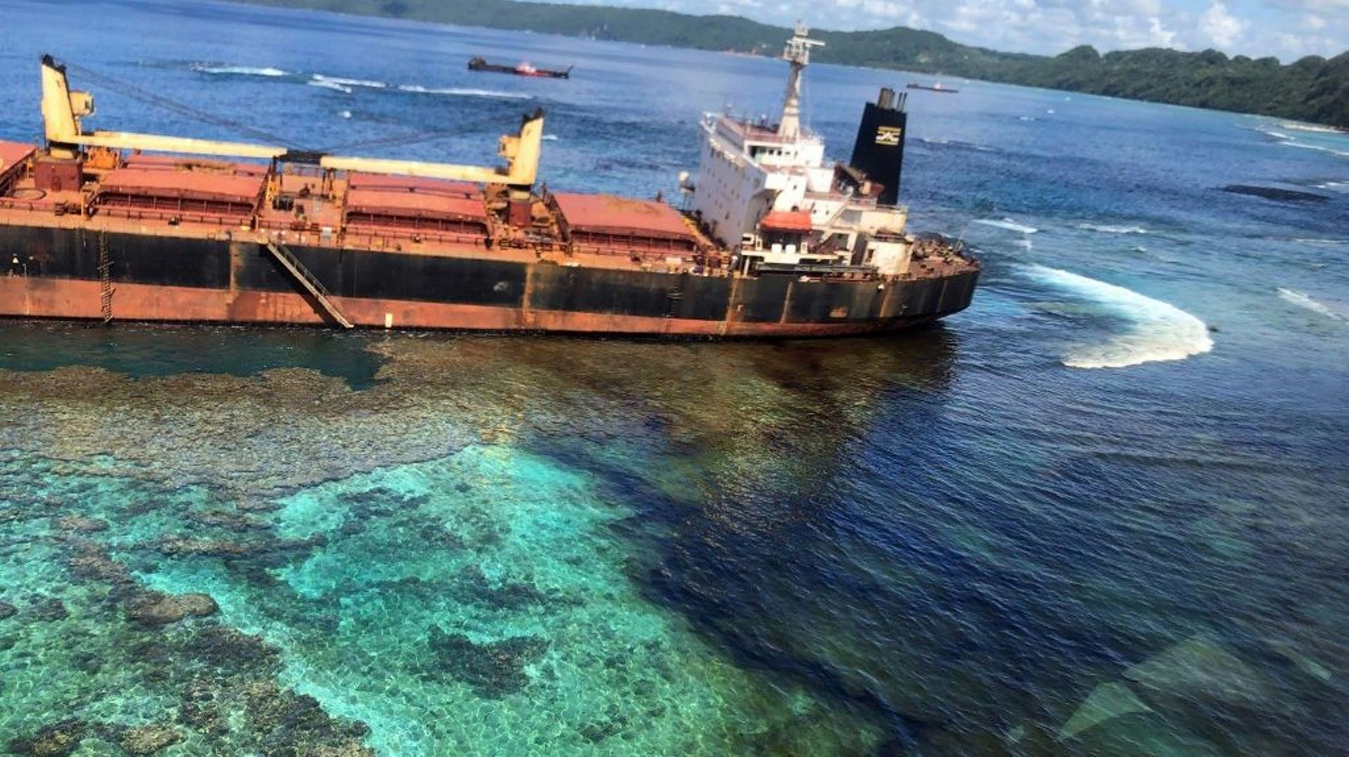 Photo non datée du vraquier Solomon Trader échoué sur un récif de corail de l'île Rennell, aux Salomon. Image diffusée par le Department of Foreign Affairs and Trade of Australia le 1er mars 2019
