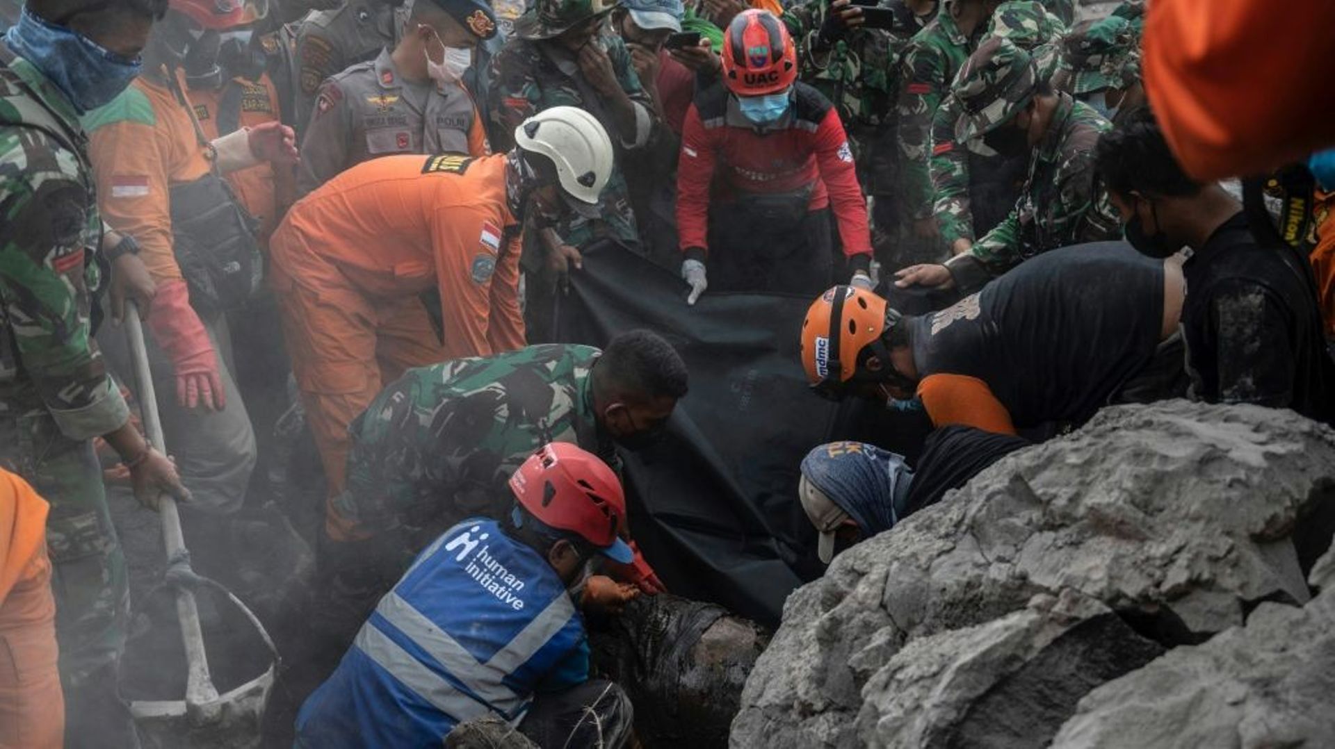 Les secours continuent de rechercher des victimes le 06 décembre 2021 après l'éruption du volcan Semeru, qui a tué au moins 15 personnes 