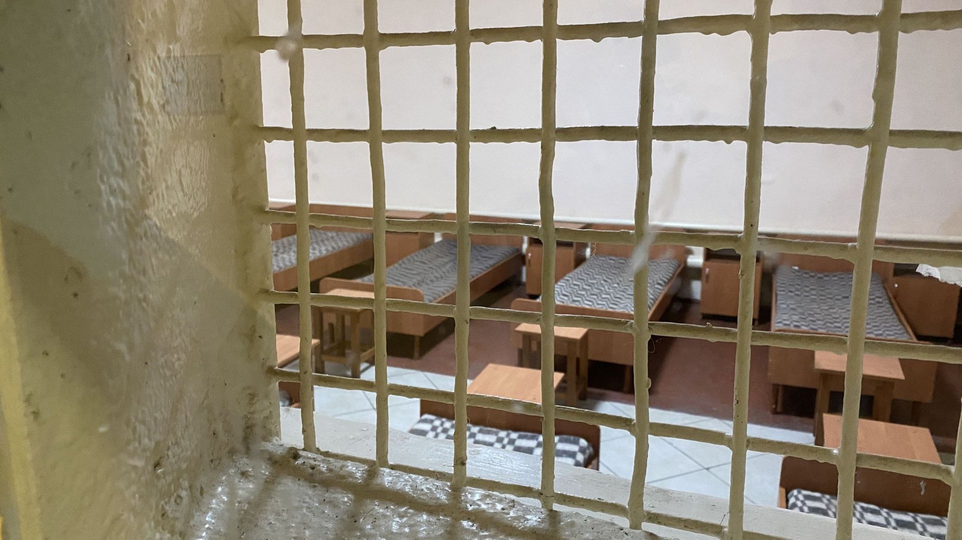 Les prisonniers dorment dans de grandes pièces aménagées en dortoir.