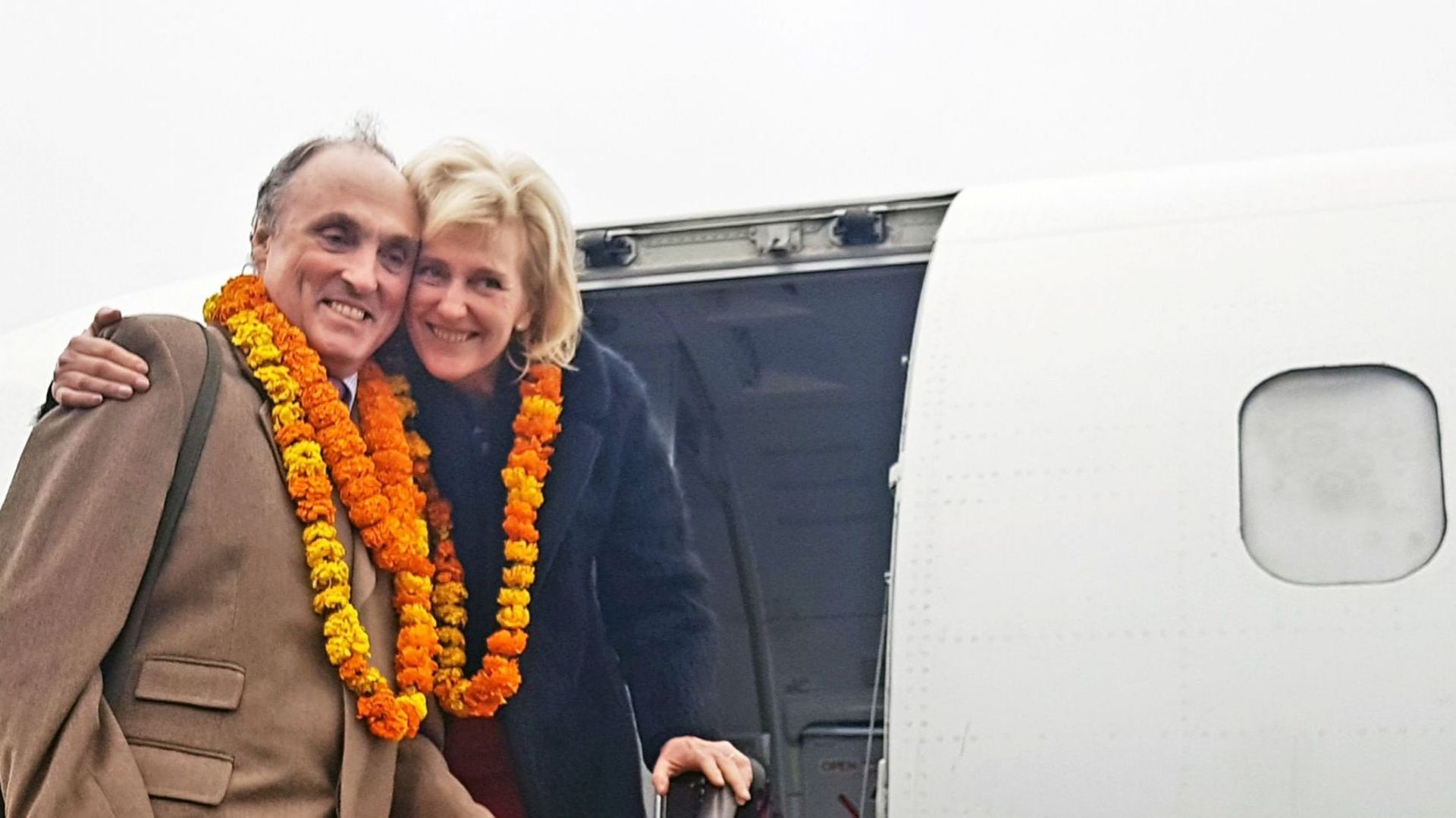 La princesse Astrid et le prince Lorenz à l'aéroport de Dhangadi, au Népal 